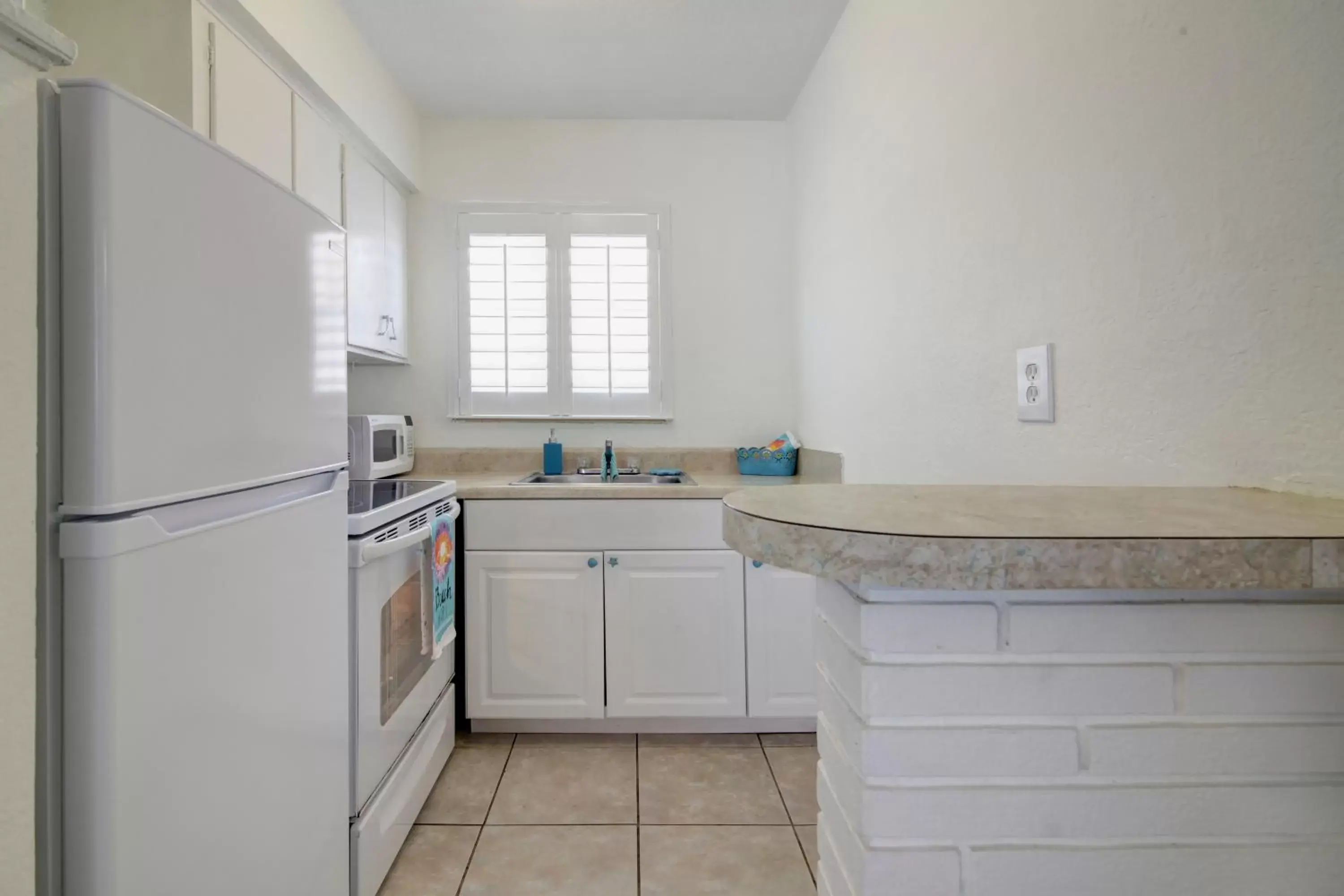 Kitchen or kitchenette, Kitchen/Kitchenette in Castle by the Sea Motel