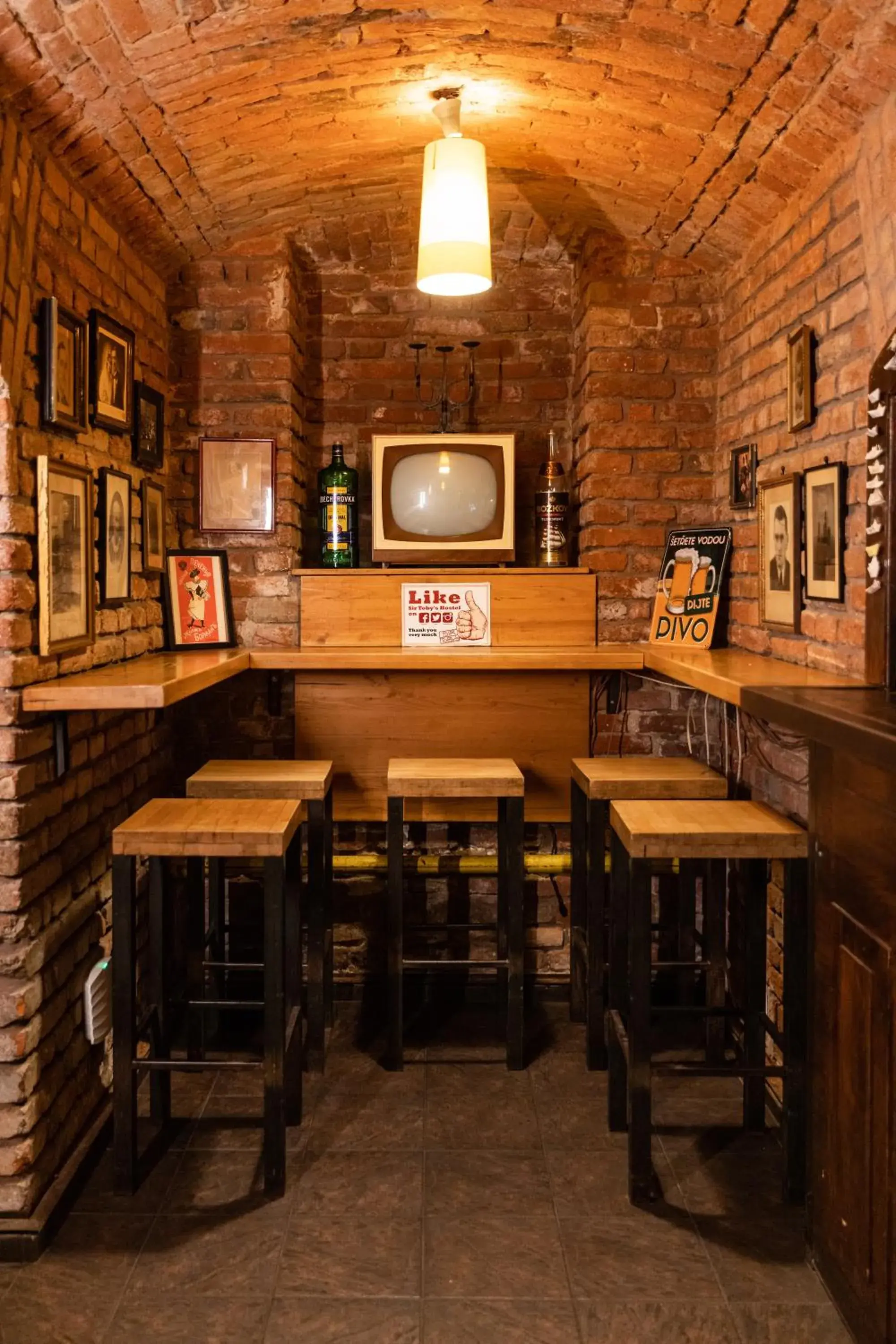 Lounge or bar, Restaurant/Places to Eat in Sir Toby's Hostel