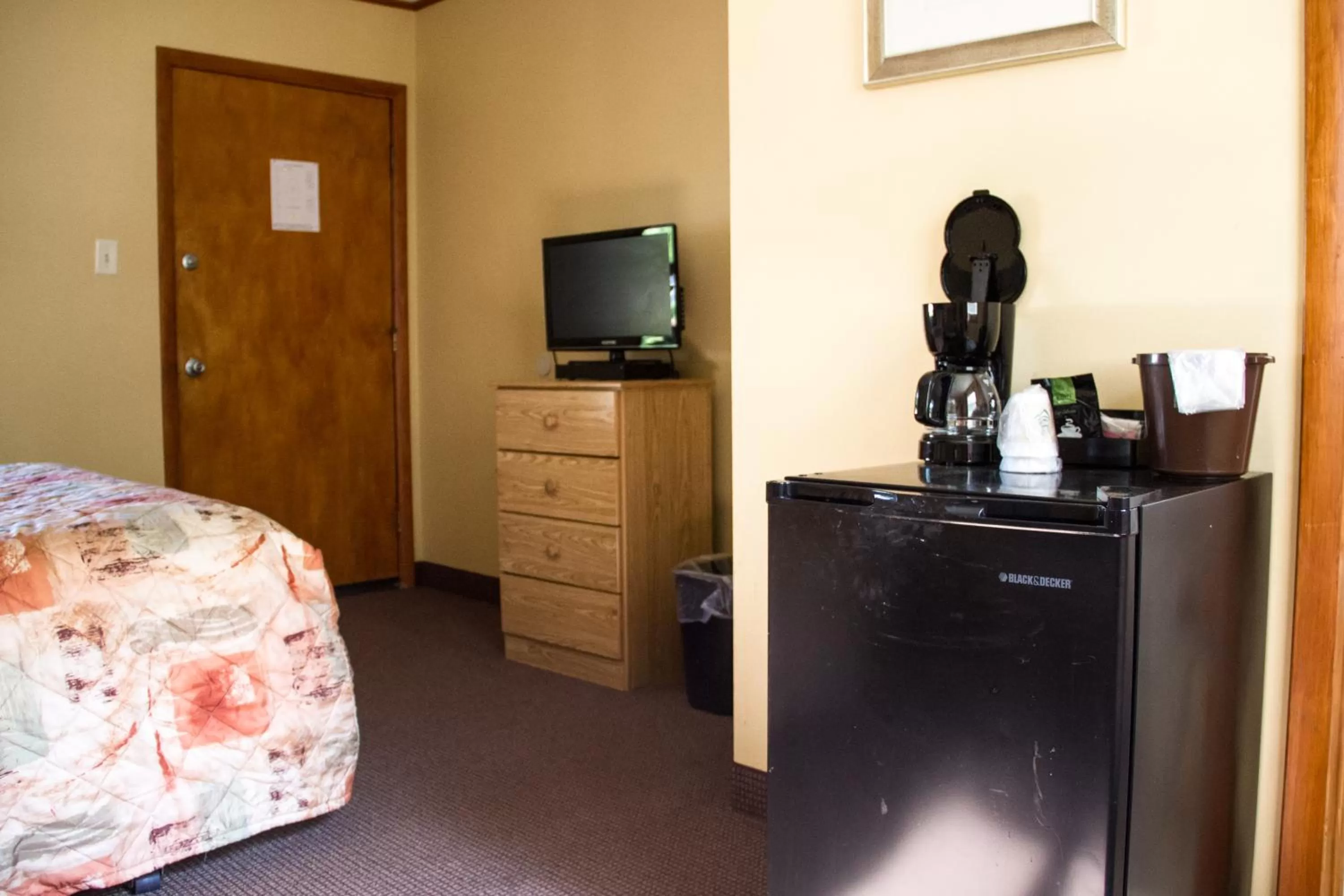 Bed in Fran Cove Motel