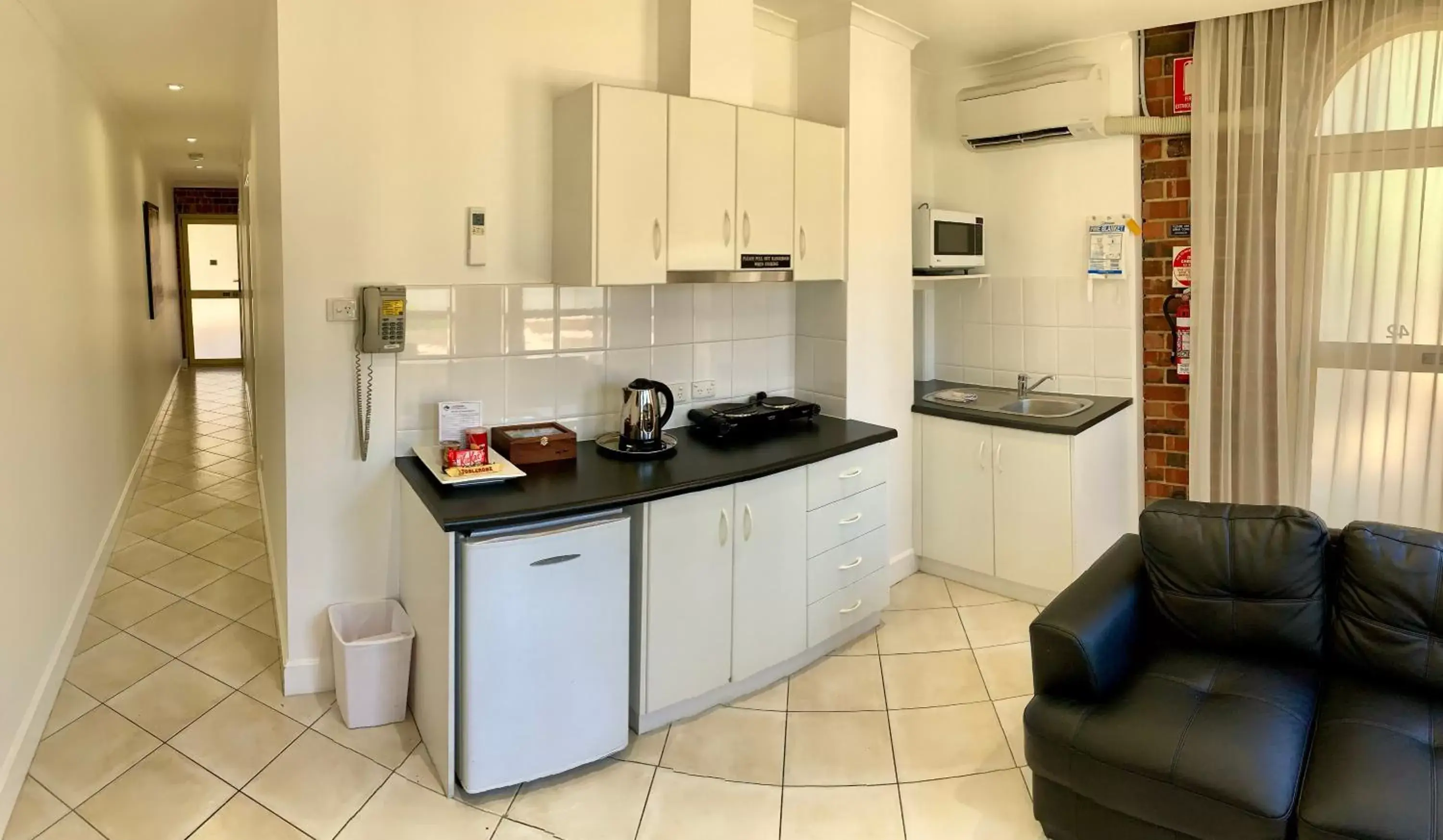 Kitchen or kitchenette, Kitchen/Kitchenette in Ensenada Motor Inn and Suites
