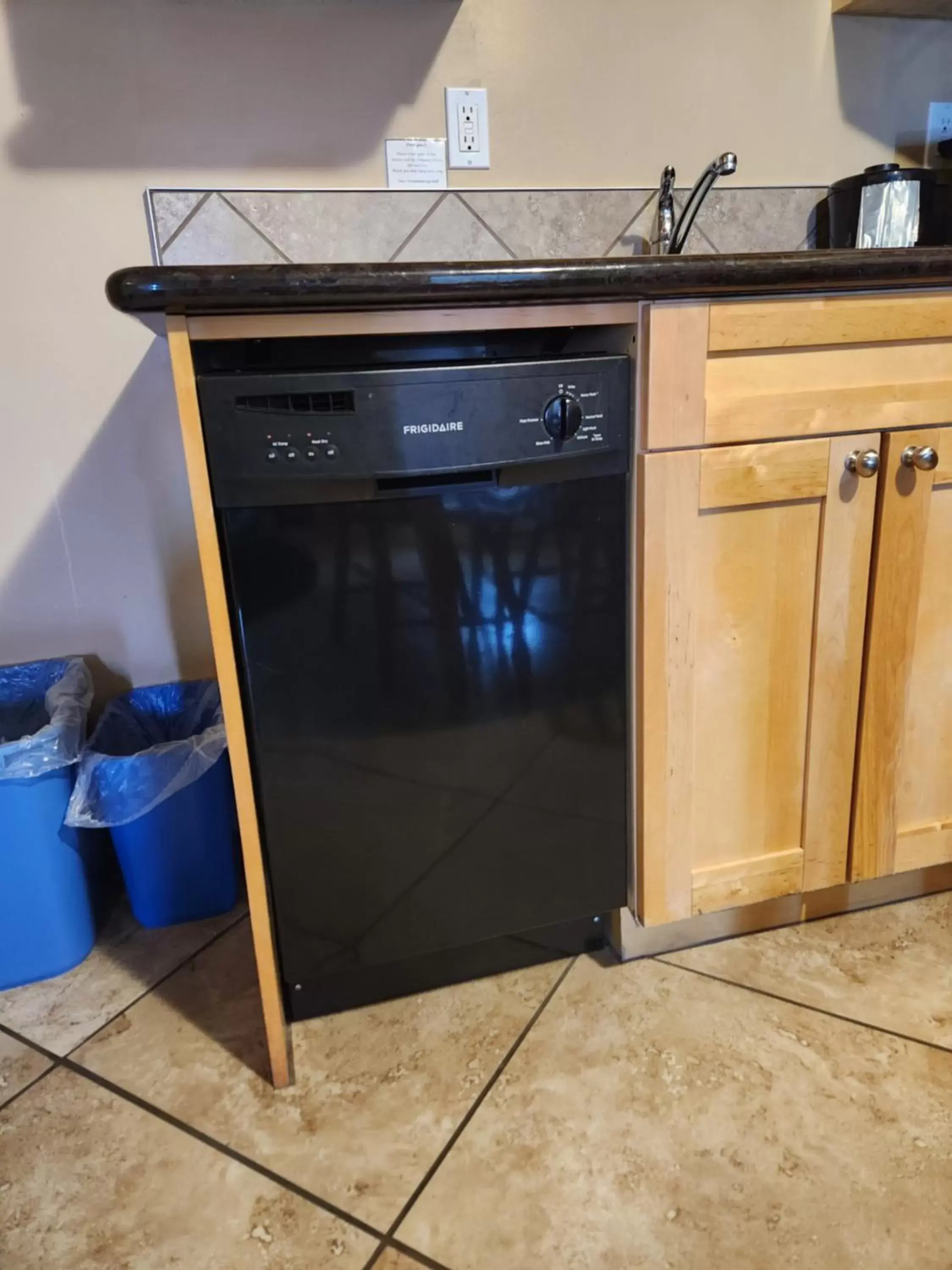 Kitchen or kitchenette, TV/Entertainment Center in Waterton Lakes Lodge Resort