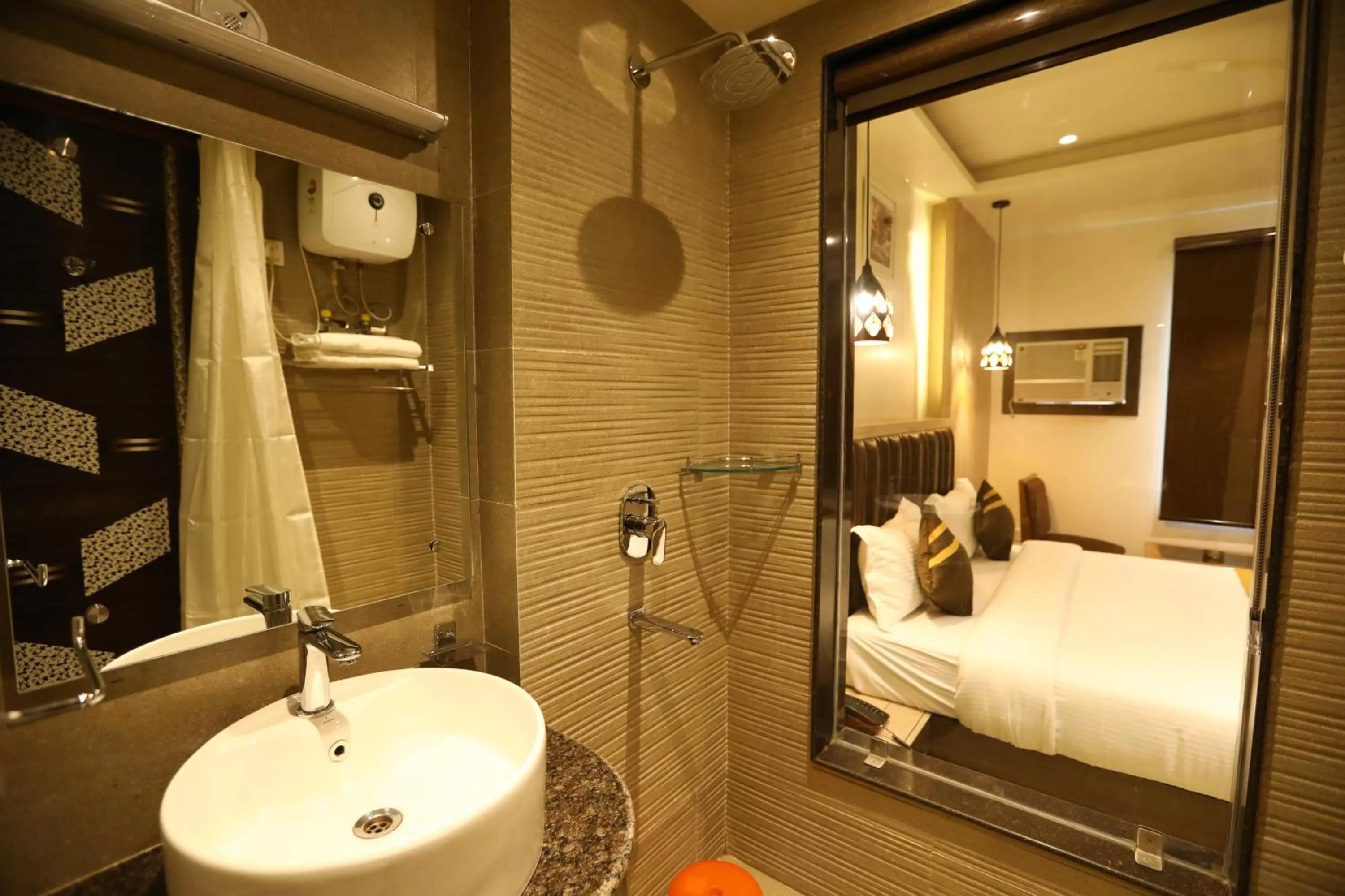 Bathroom, Bed in Hotel D SilverLeaf