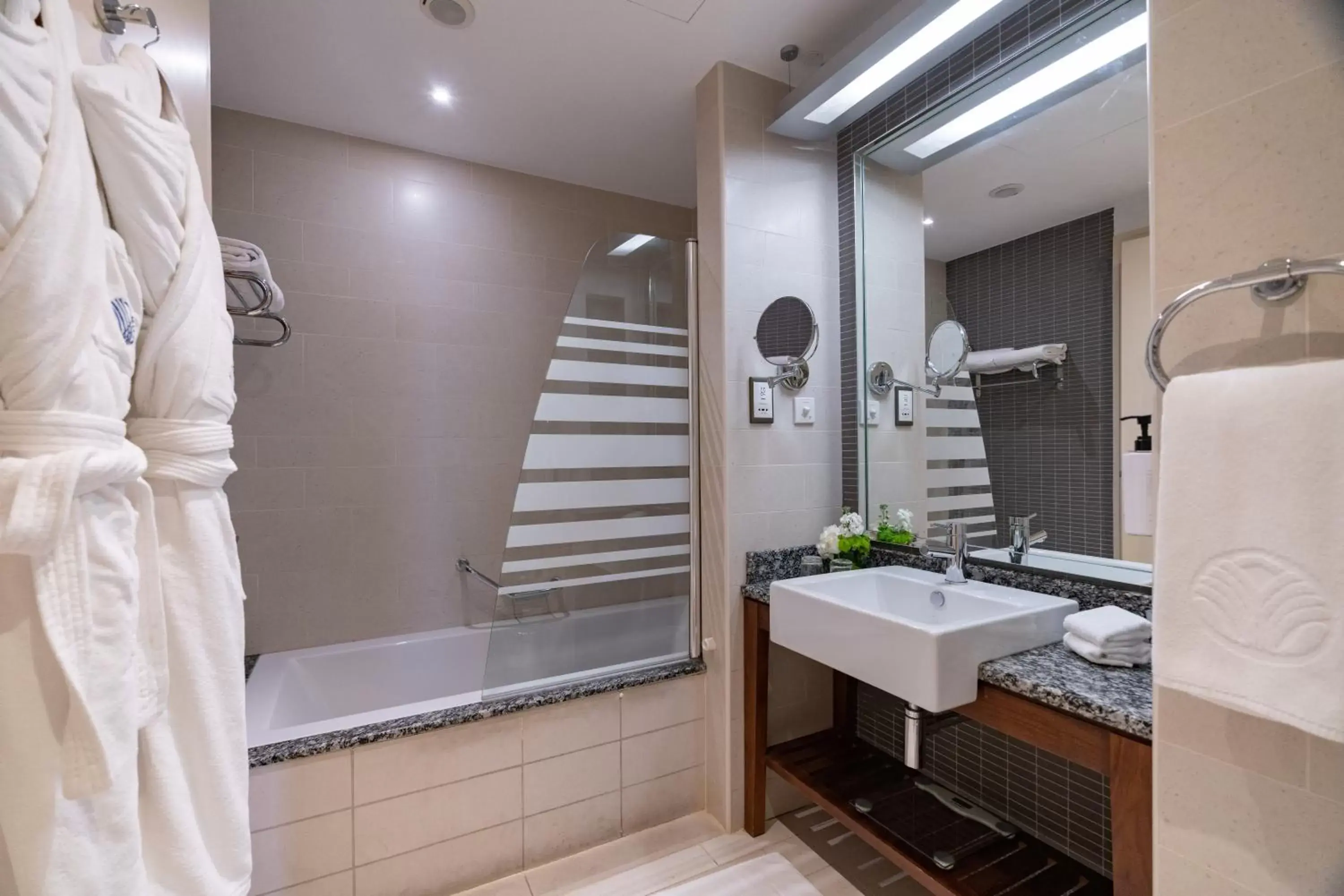 Bathroom in Amwaj Rotana, Jumeirah Beach - Dubai