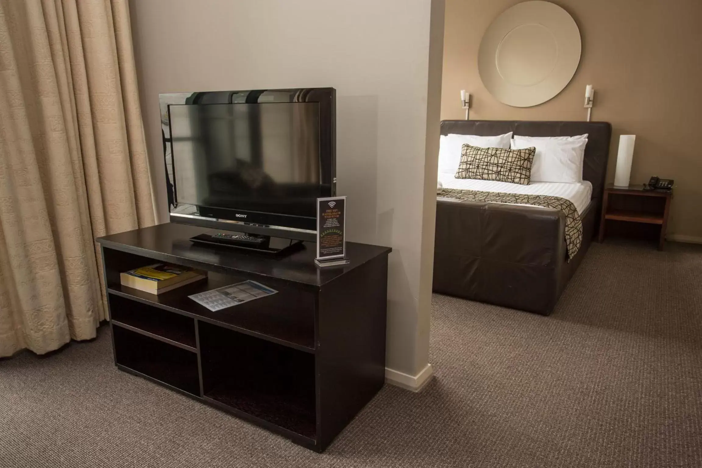 Bed, TV/Entertainment Center in Clarendon Hotel