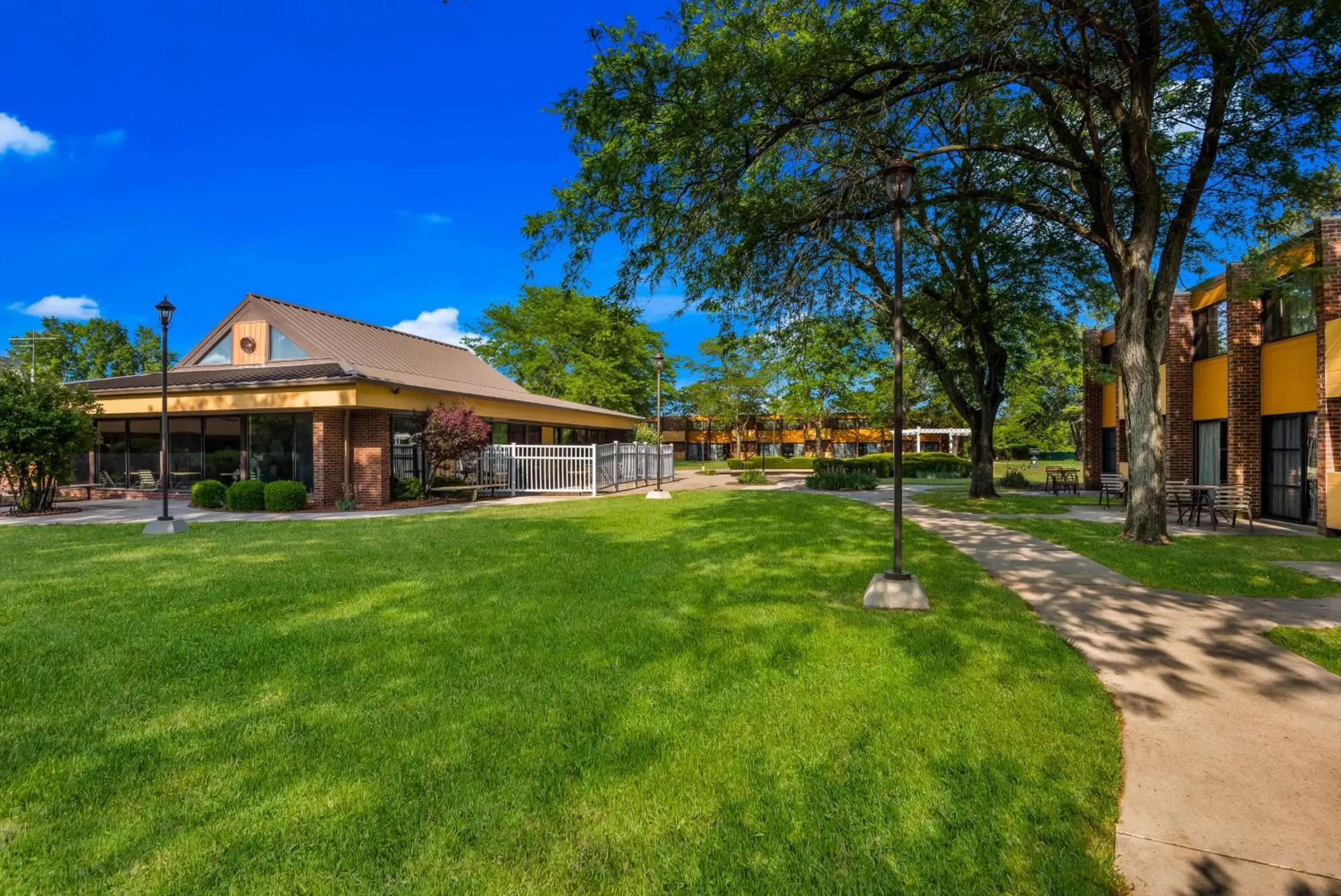 Property Building in Best Western Prairie Inn & Conference Center