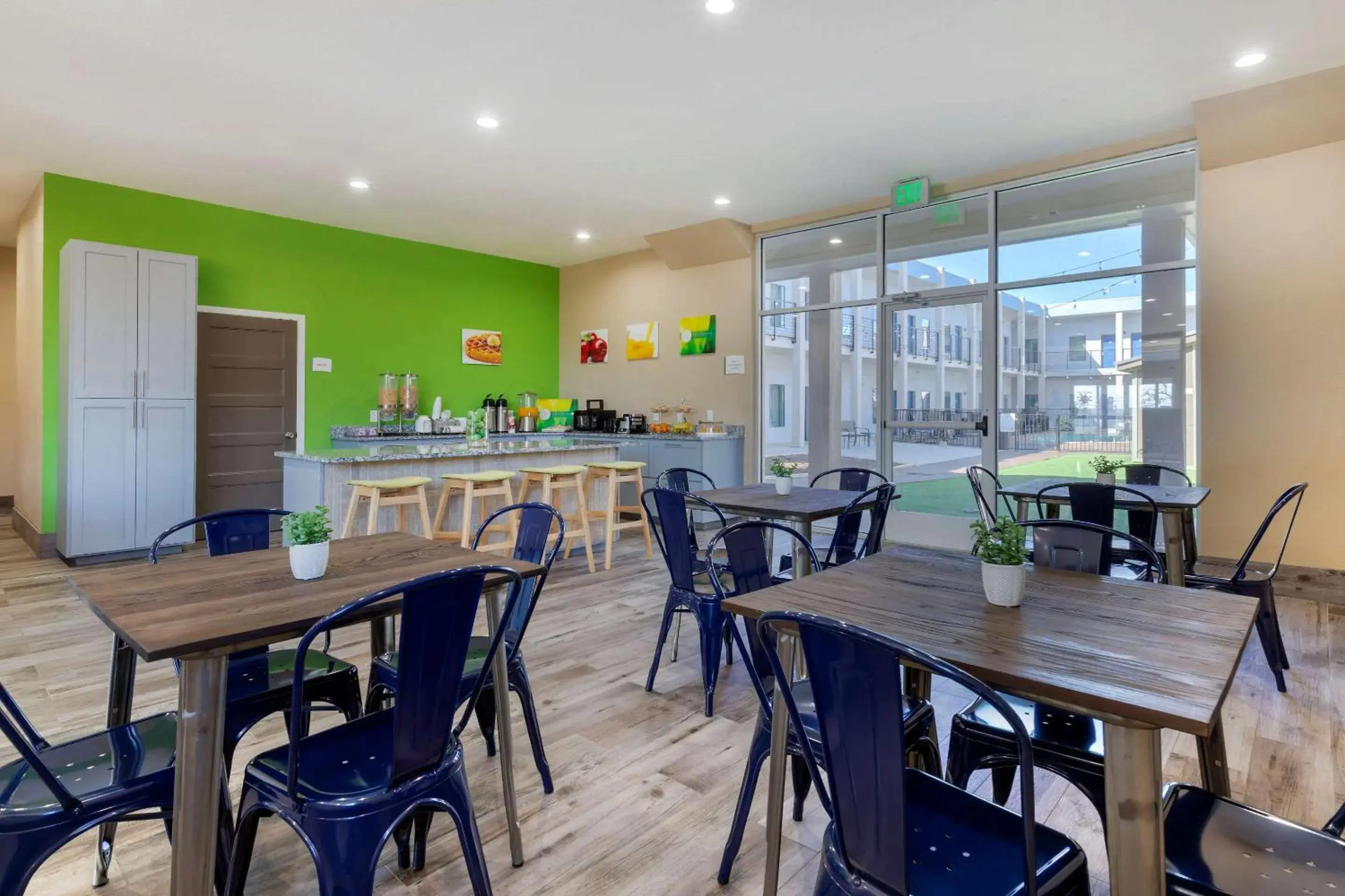 Breakfast, Restaurant/Places to Eat in Quality Inn & Suites Elgin by Choice Hotels Breakfast, Restaurant/Places to Eat in Quality Inn & Suites Elgin by Choice Hotels