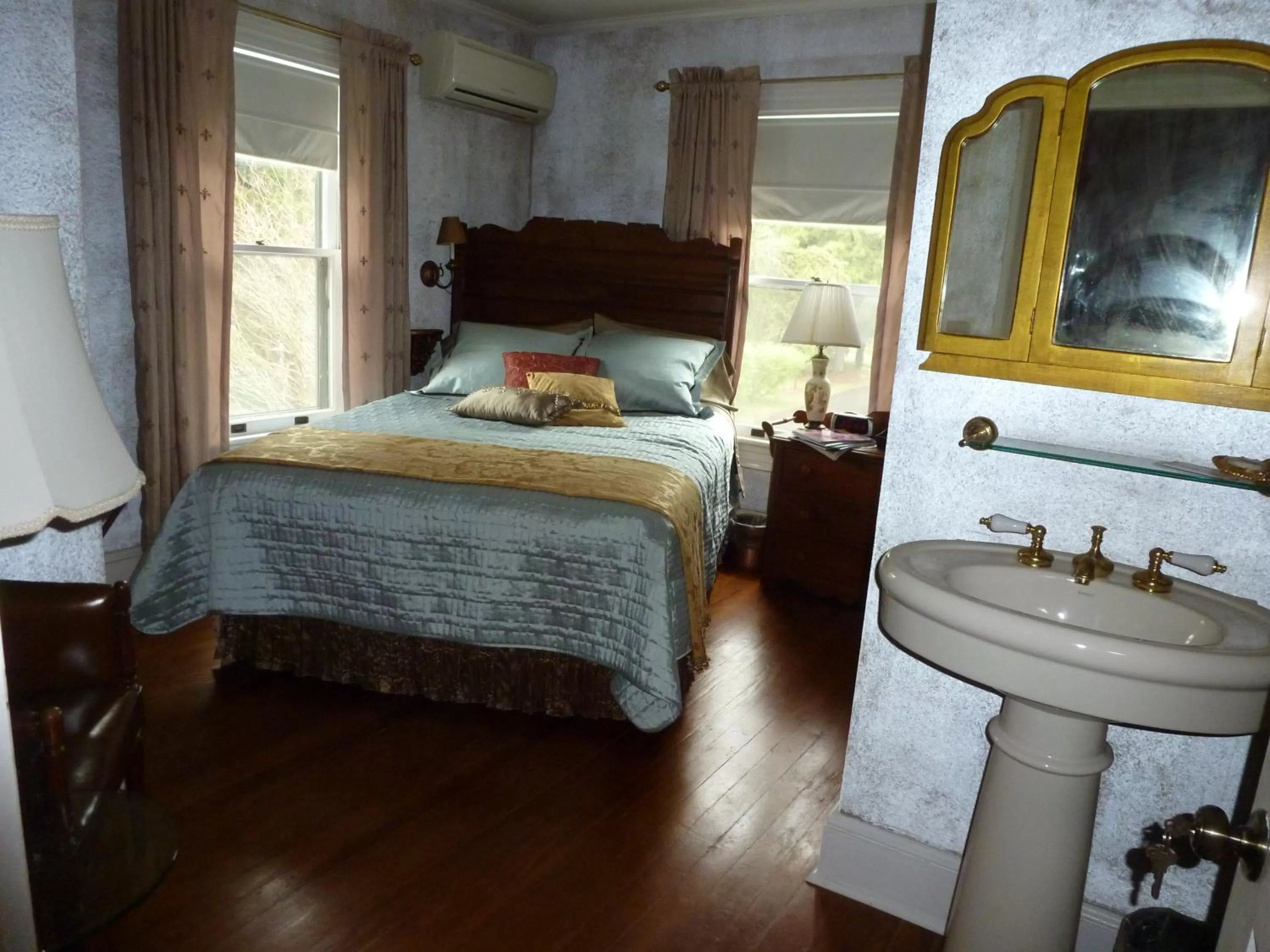 Bed in Back INN Time B&B