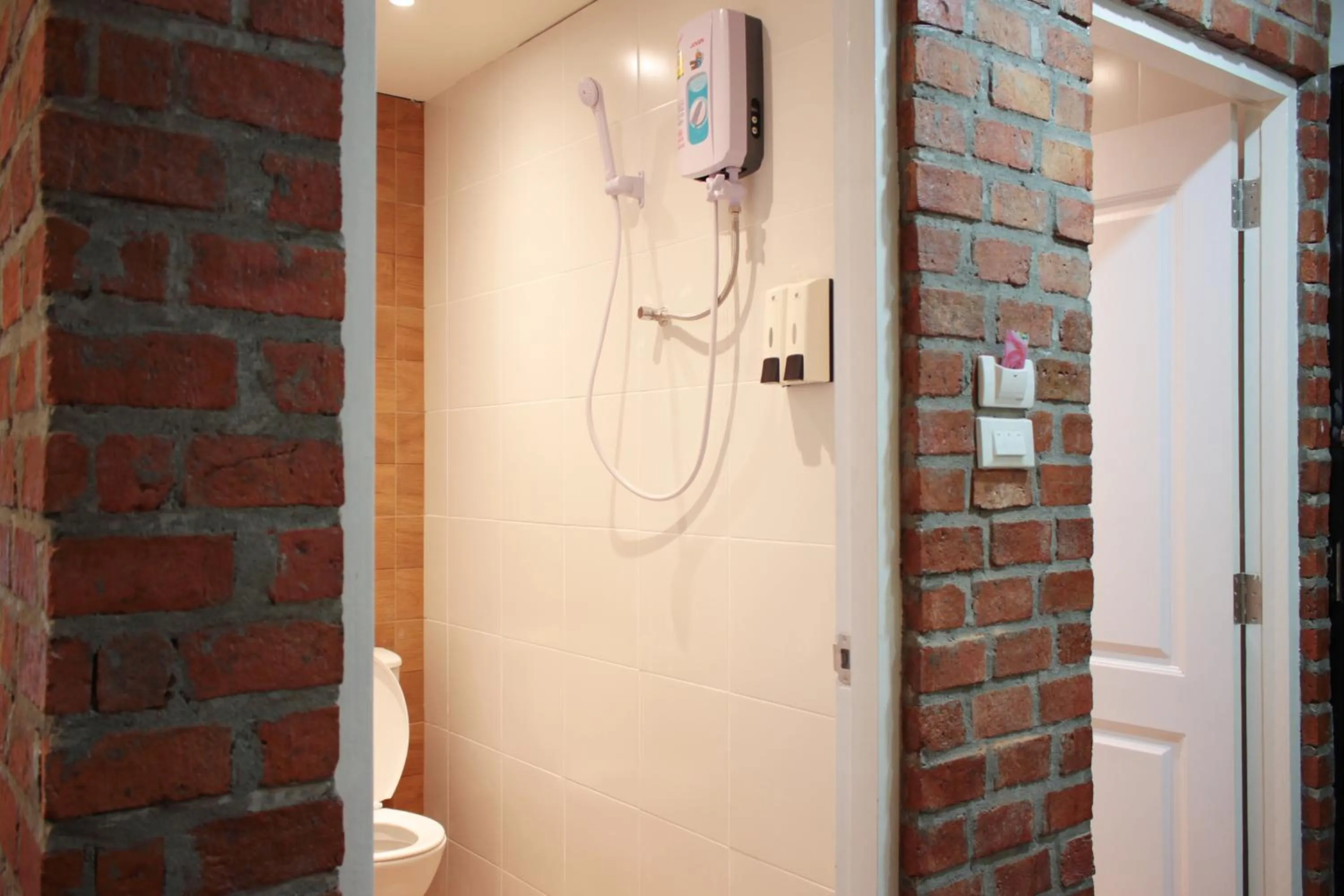 Shower in Picnic Hotel Bangkok - Rang Nam