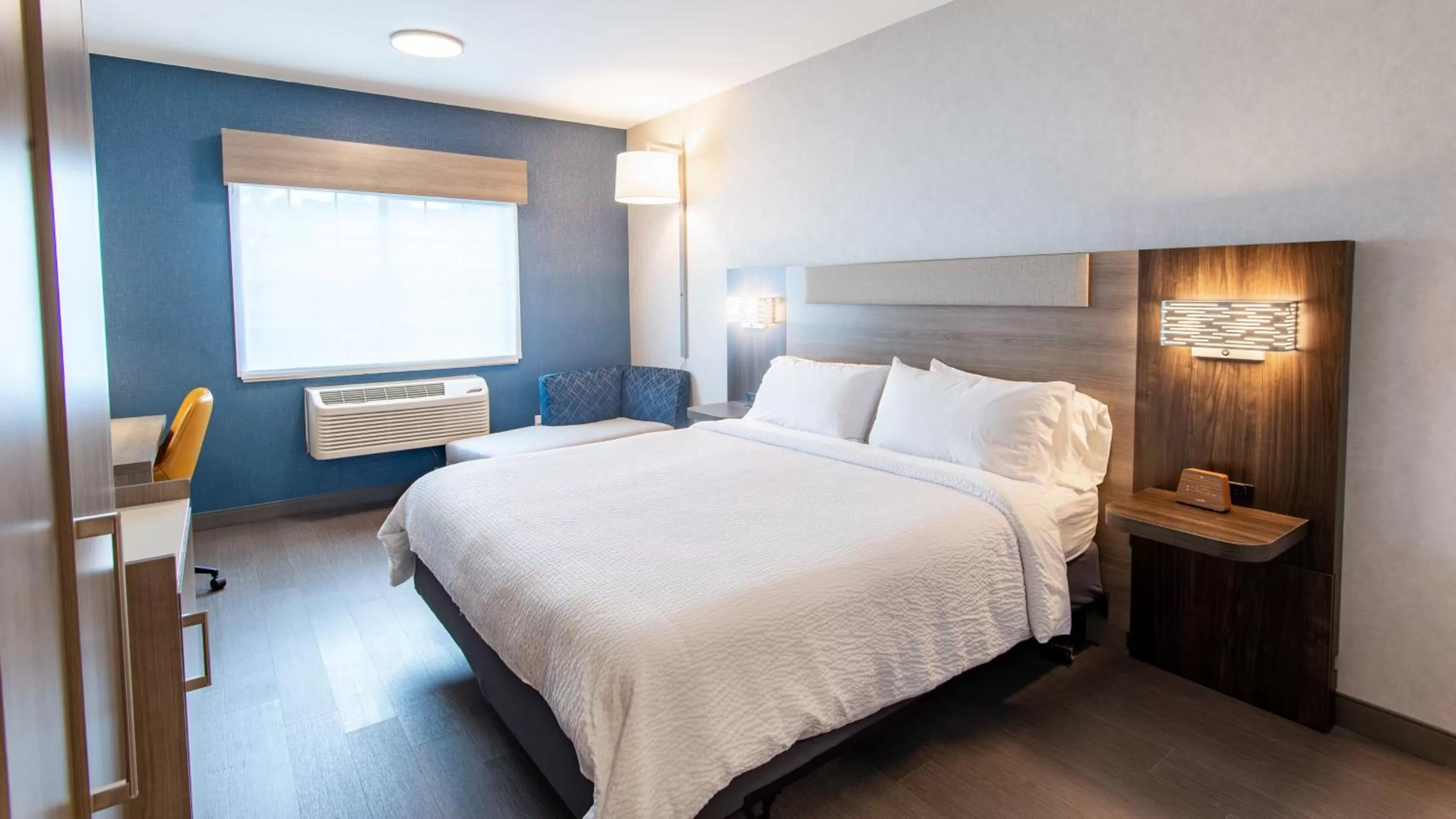 Photo of the whole room, Bed in Holiday Inn Express Oakdale by IHG