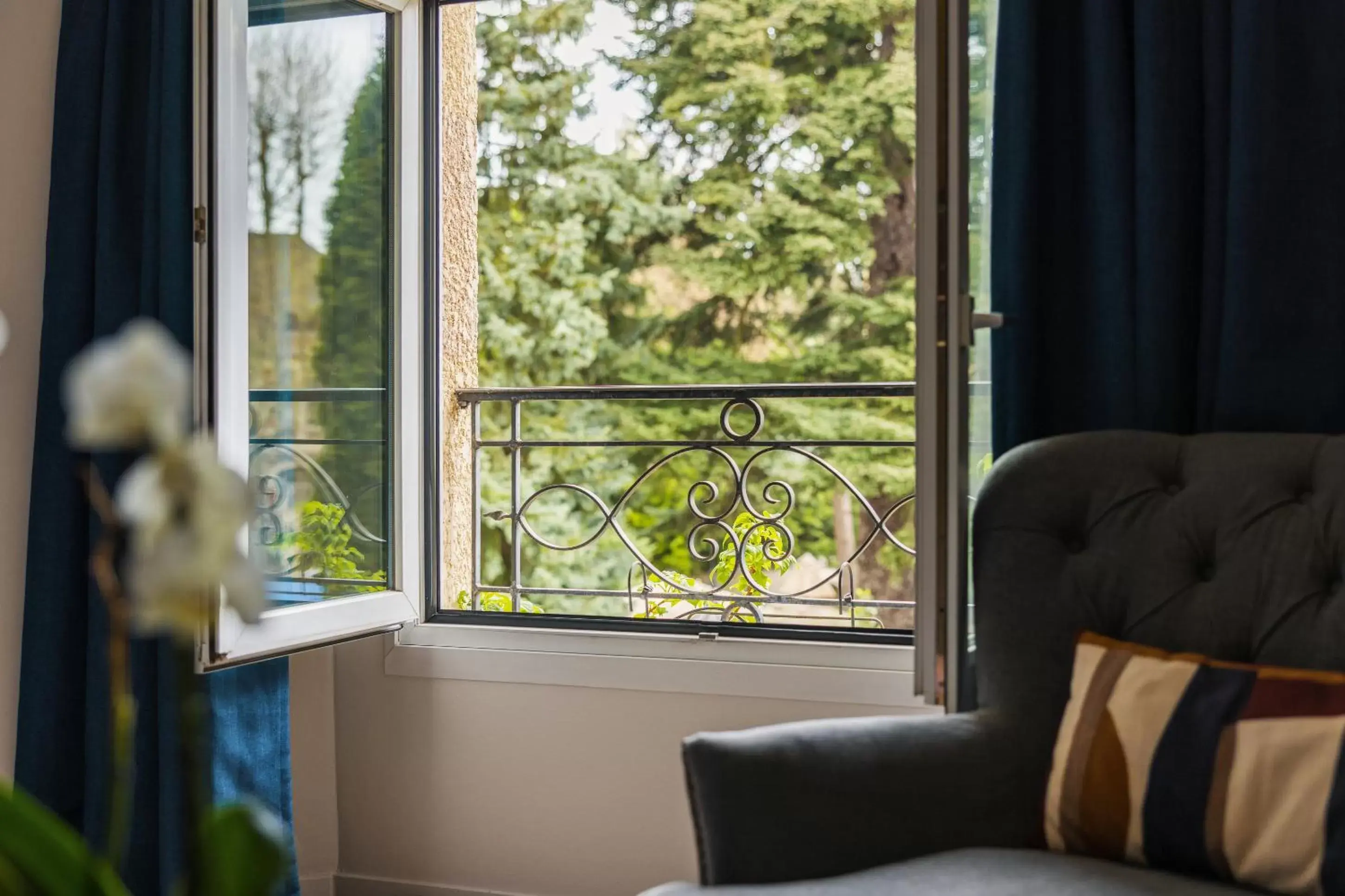 View (from property/room), Seating Area in Hostellerie Cèdre & Spa Beaune