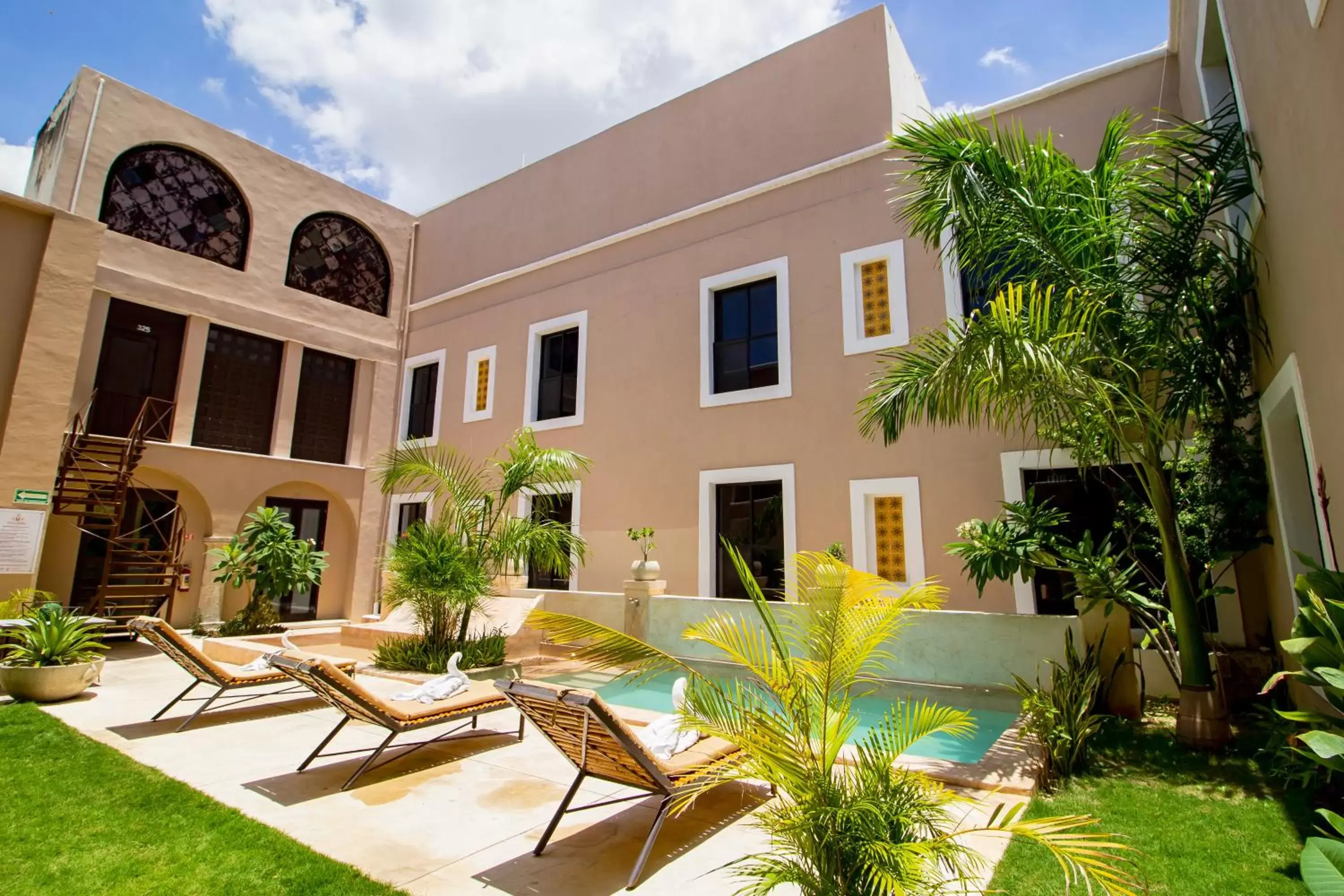 Swimming pool, Property Building in Hotel Merida