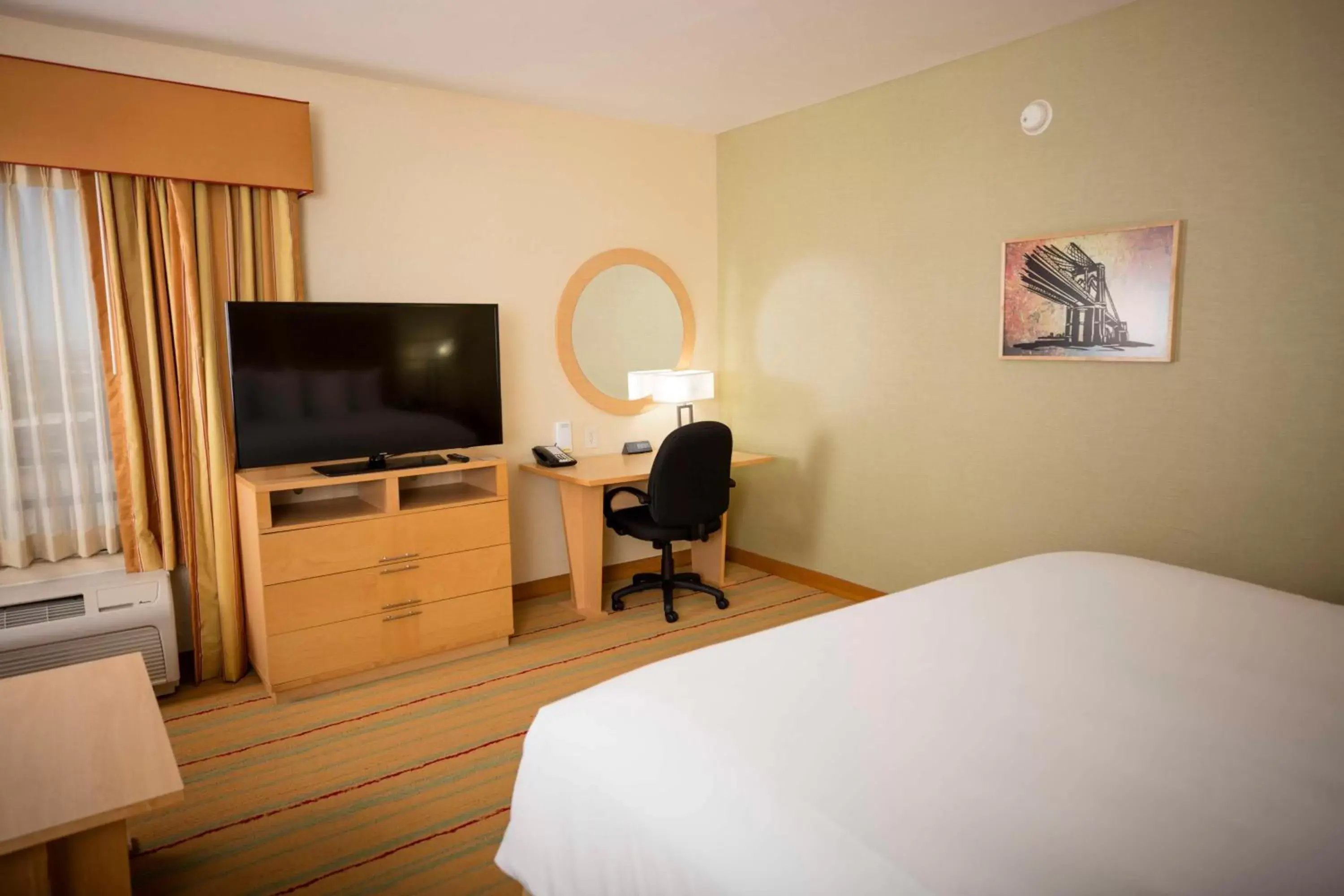 Bedroom, TV/Entertainment Center in Radisson Hotel Yuma