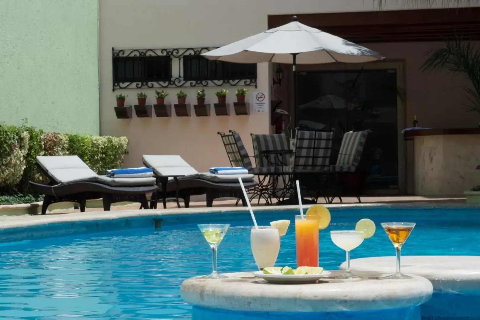 Non alcoholic drinks, Swimming Pool in Hotel del Gobernador