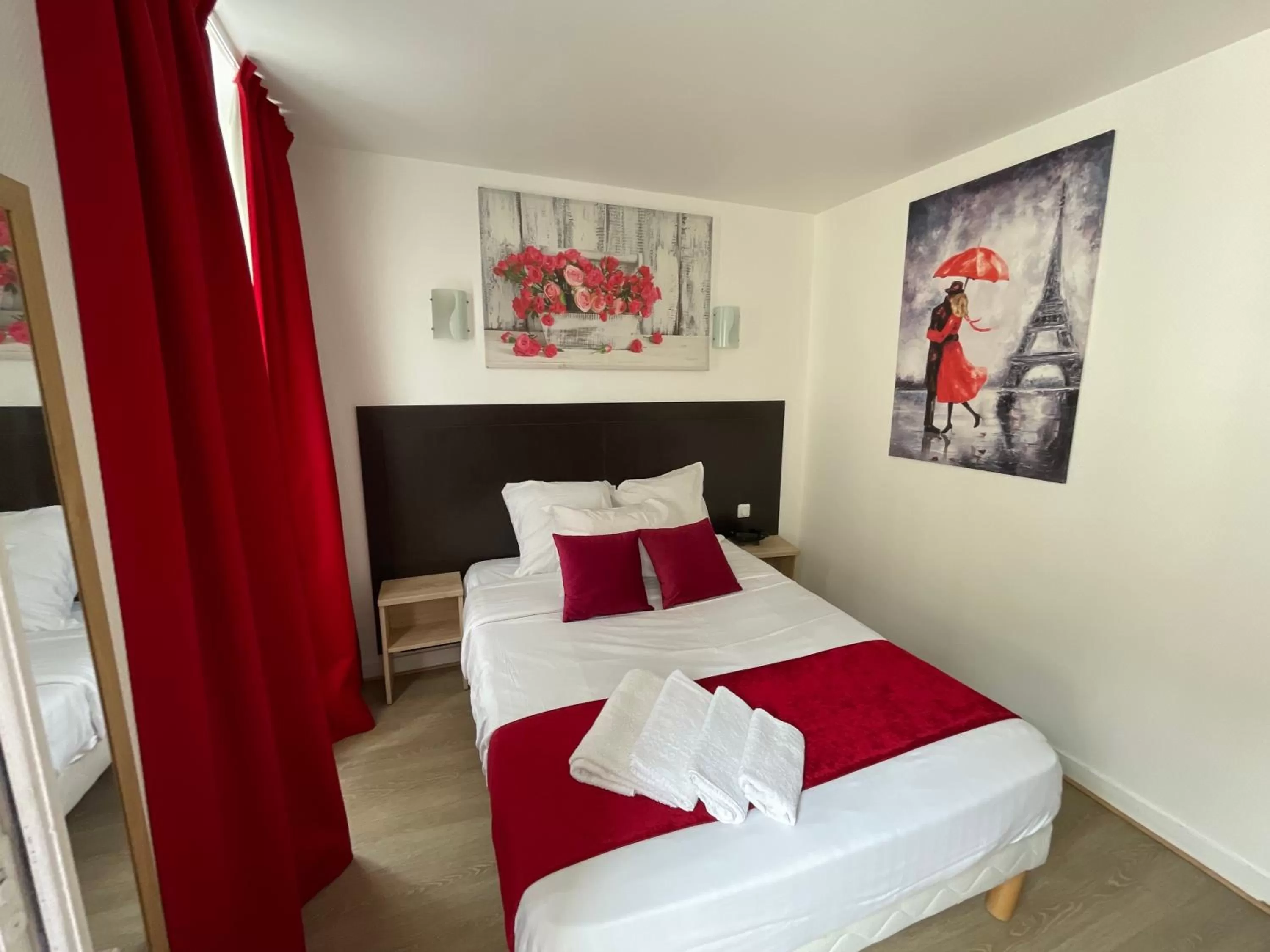 Bed in Hôtel de Bordeaux