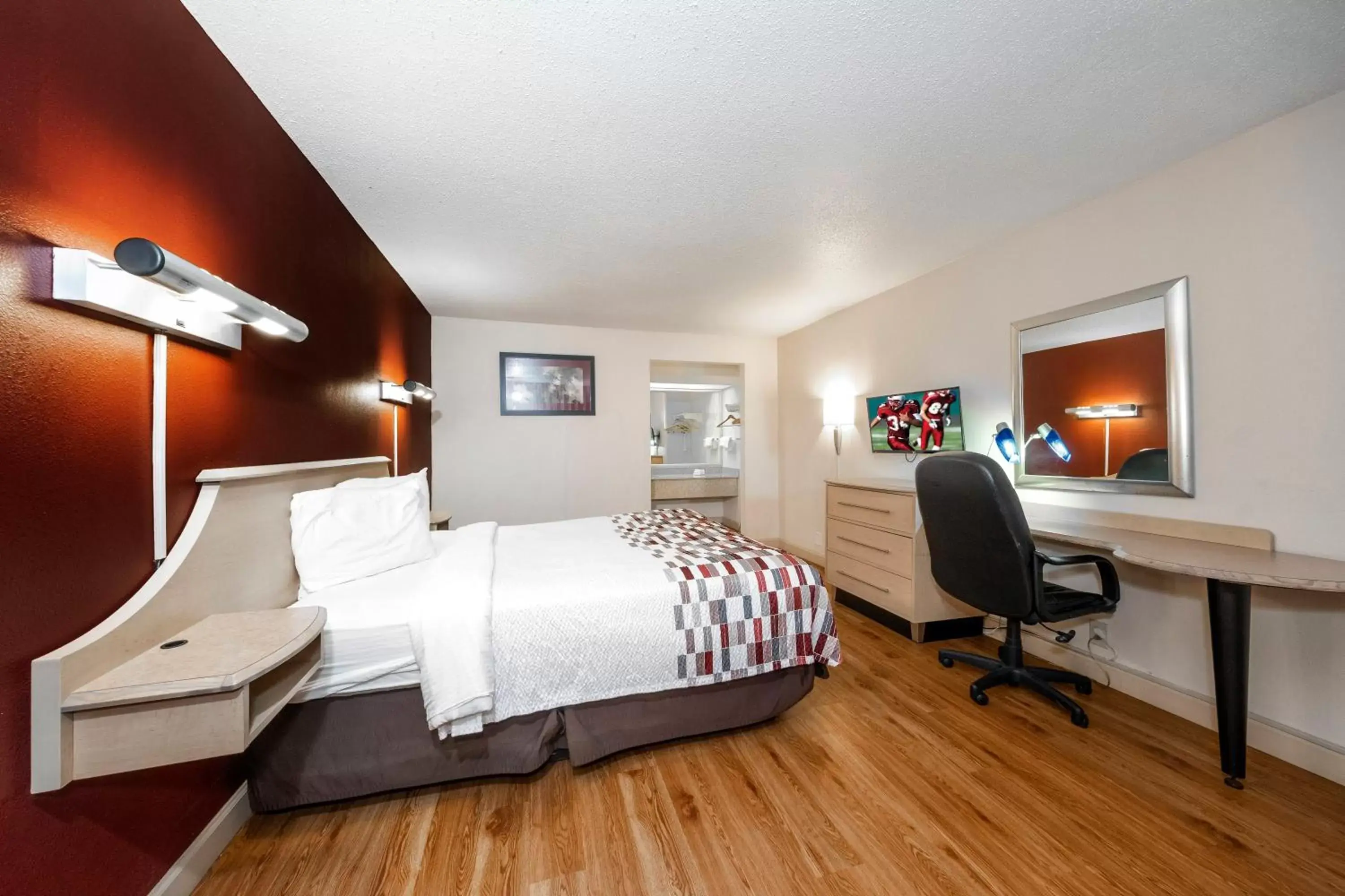 Photo of the whole room, Bed in Red Roof Inn & Suites Wytheville