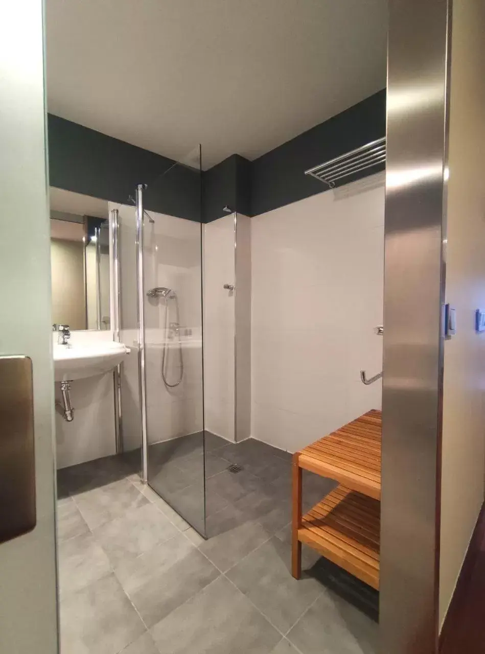 Facility for disabled guests, Bathroom in Hotel AR Isabel de Farnesio