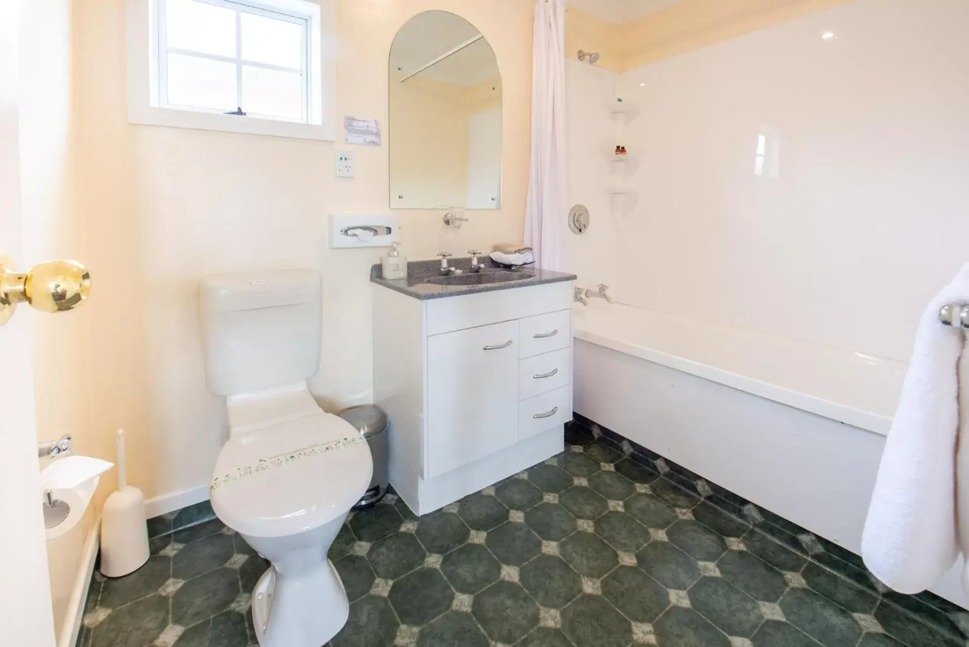 Bathroom in Tower Lodge Motel