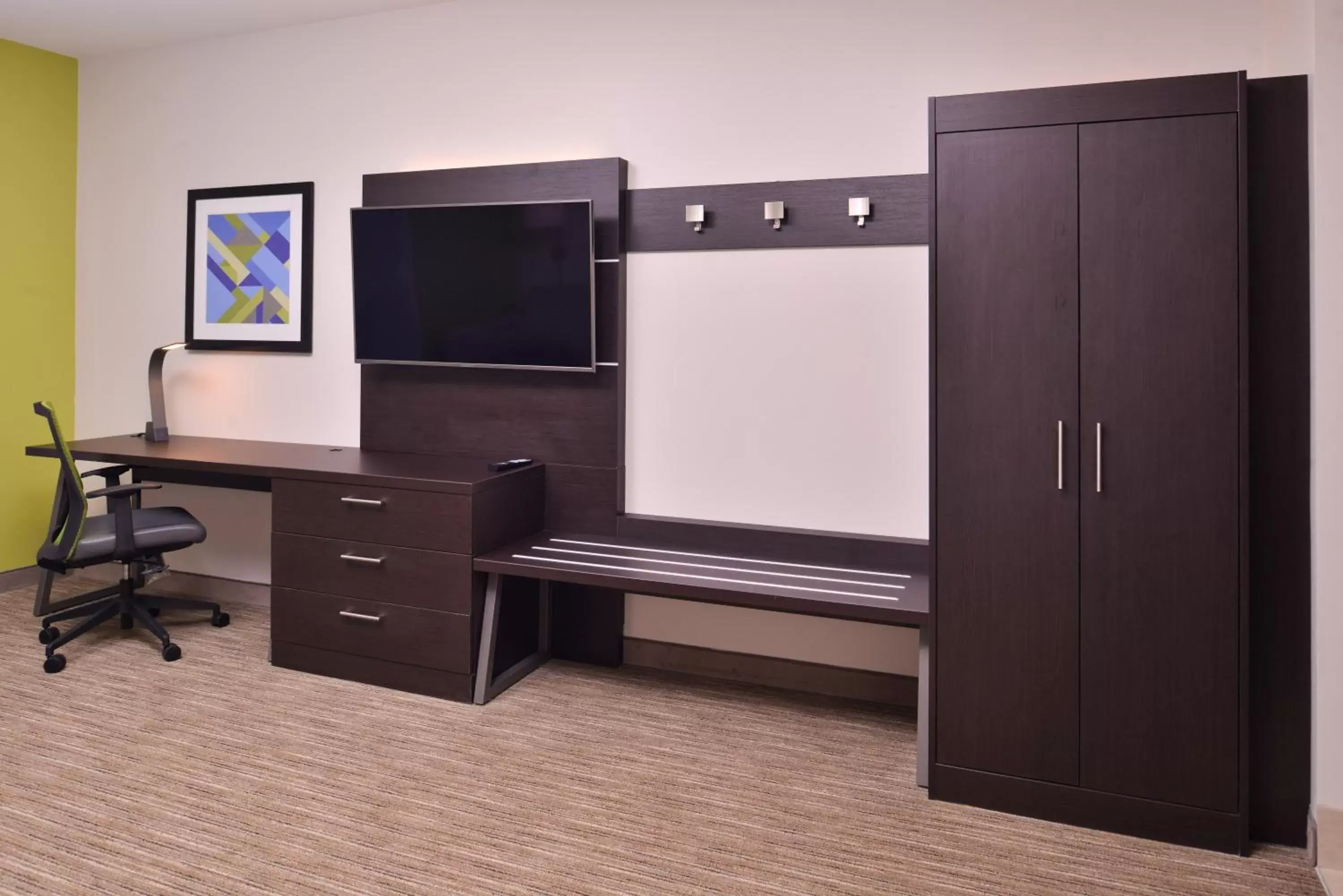 Photo of the whole room, TV/Entertainment Center in Holiday Inn Express & Suites - Mall of America - MSP Airport, an IHG Hotel