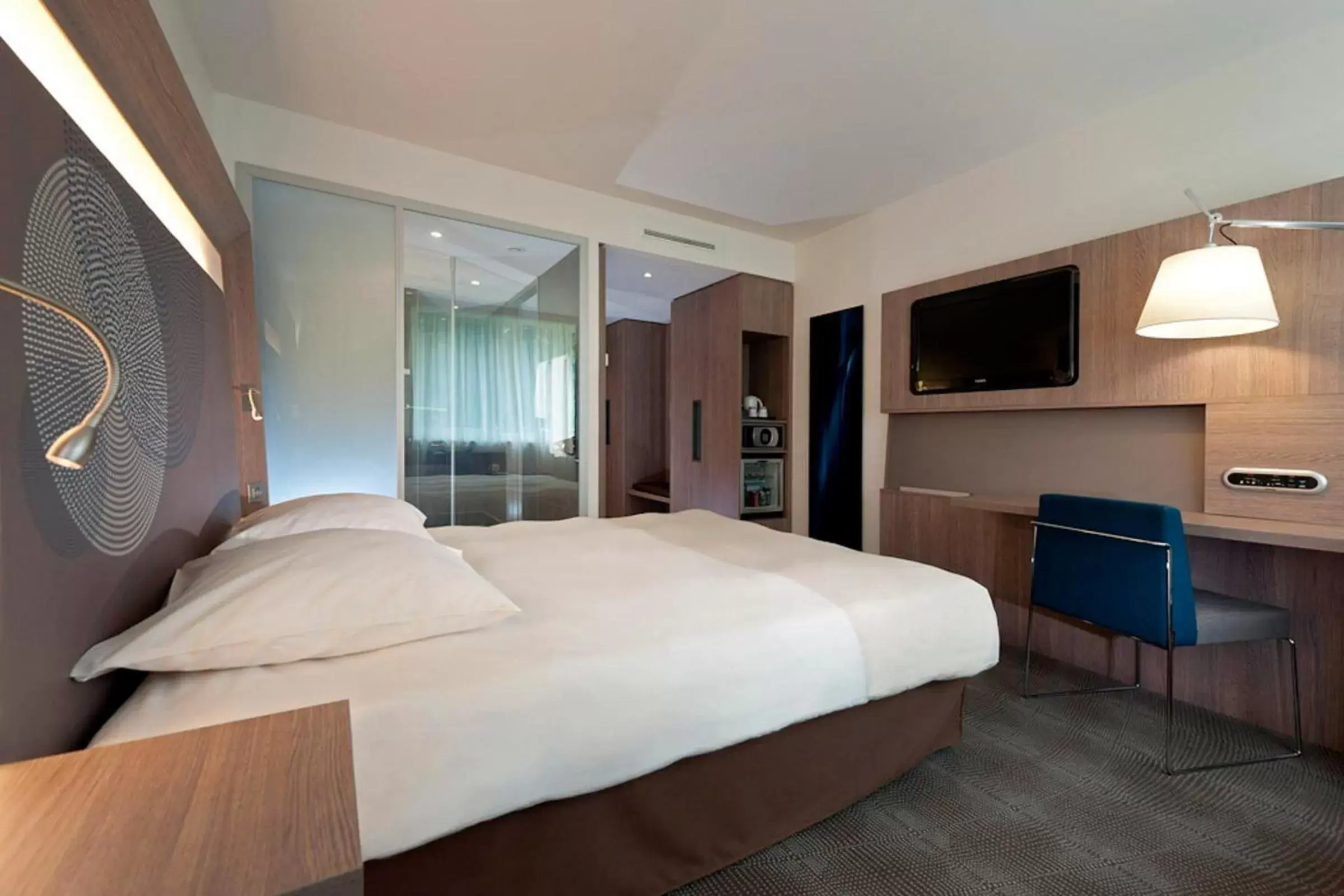 Photo of the whole room, Bed in Novotel Evry Courcouronnes