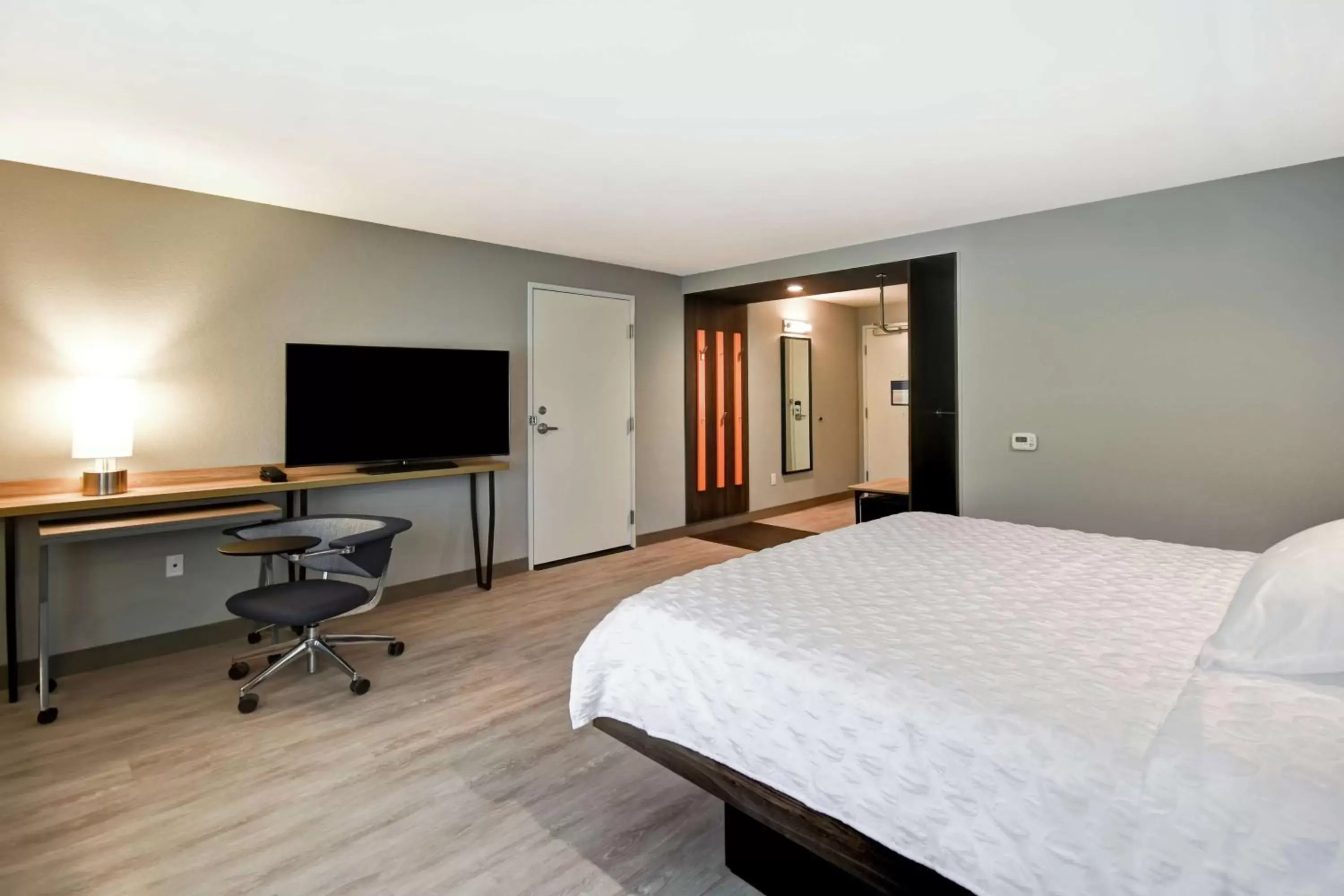 Bedroom, Bed in Tru By Hilton Deadwood
