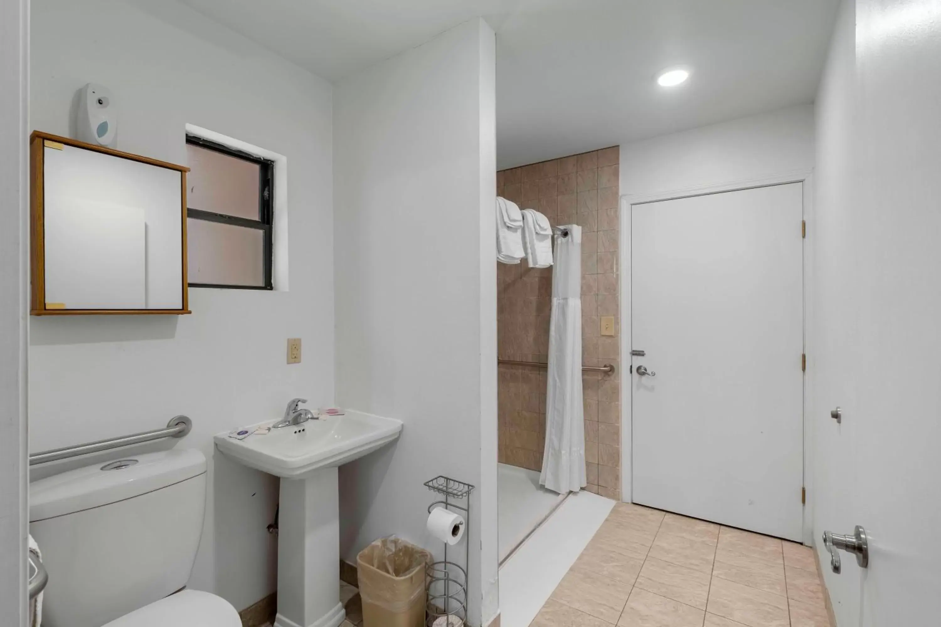 Shower, Bathroom in Budget Lodge
