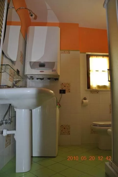 Bathroom in B&B La vecchia quercia Home Restaurant