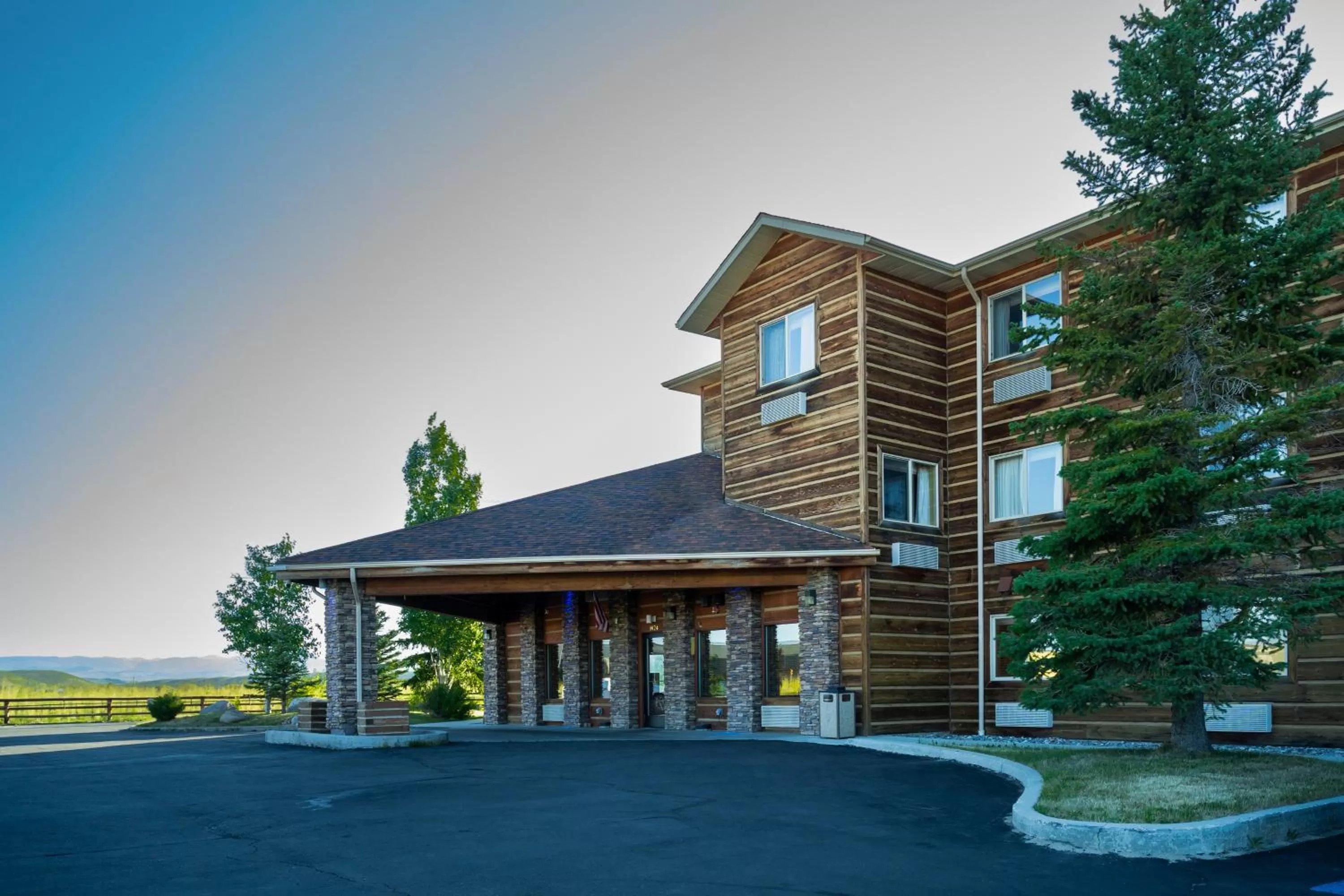 Property building in Pinedale Hotel & Suites