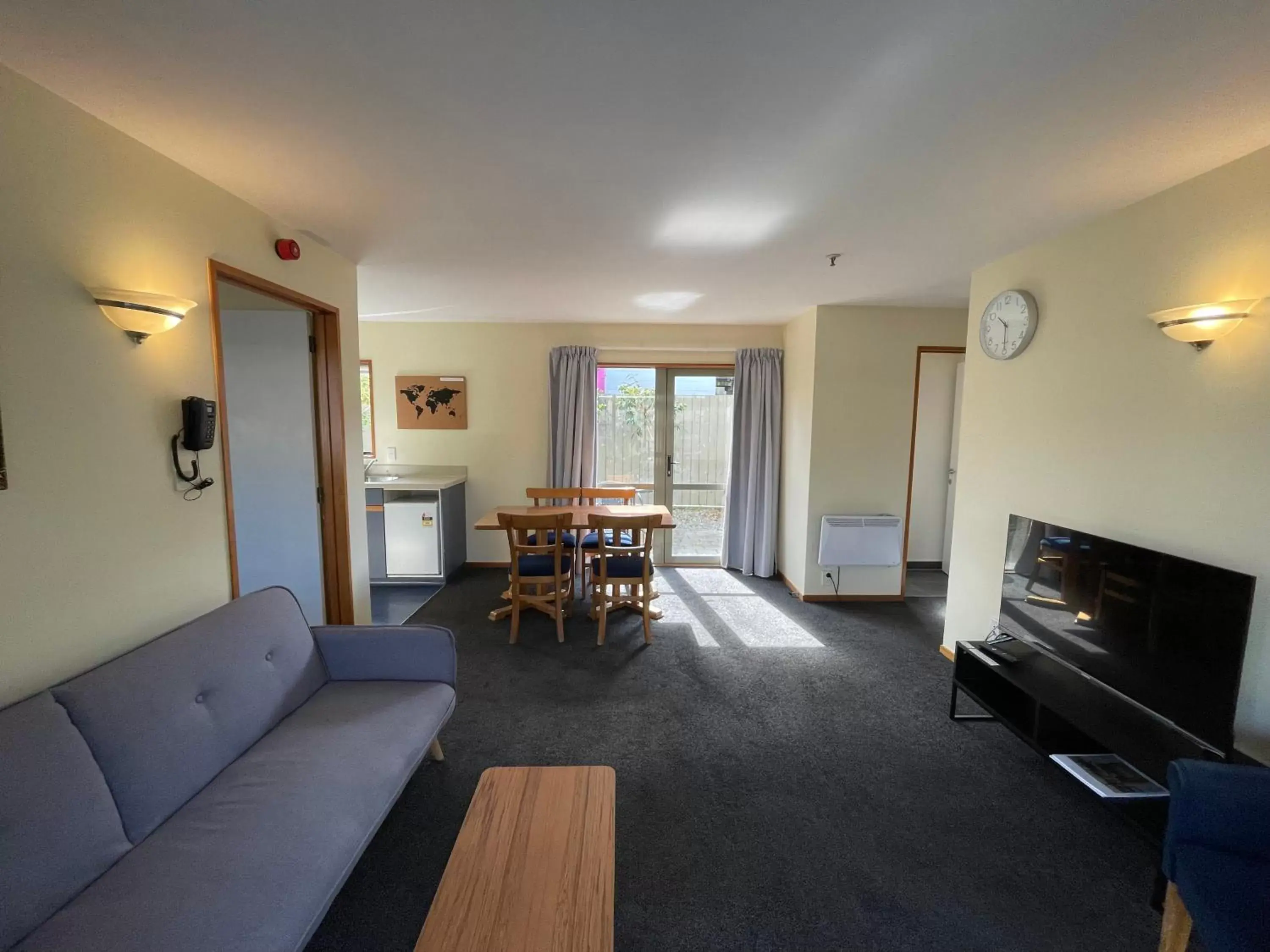 TV and multimedia, Seating Area in Central Park Motor Lodge