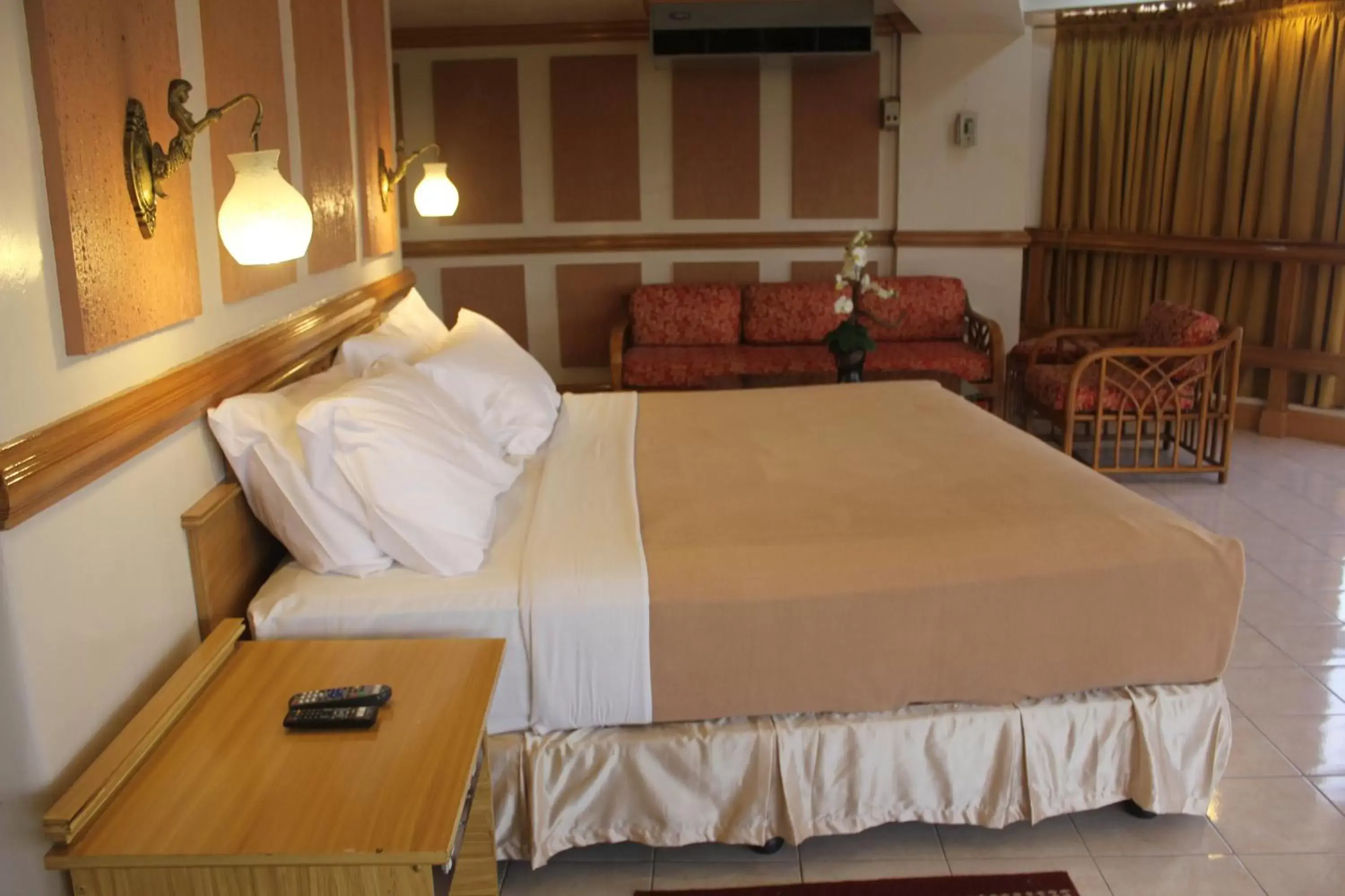 Bed in Elegant Circle Inn