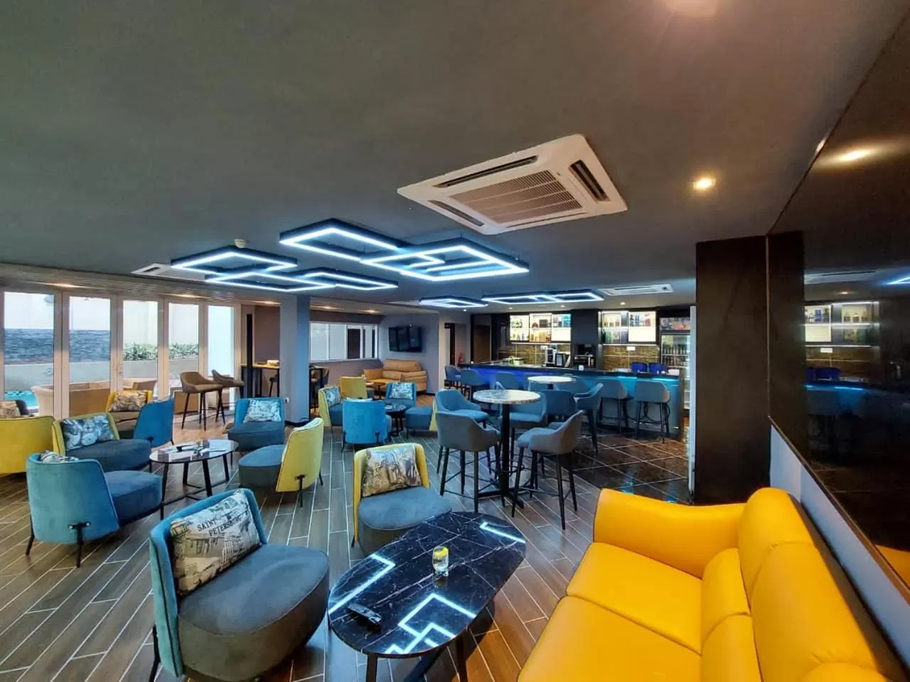 Lounge or bar in CHRISTEE SUITES HOTEL