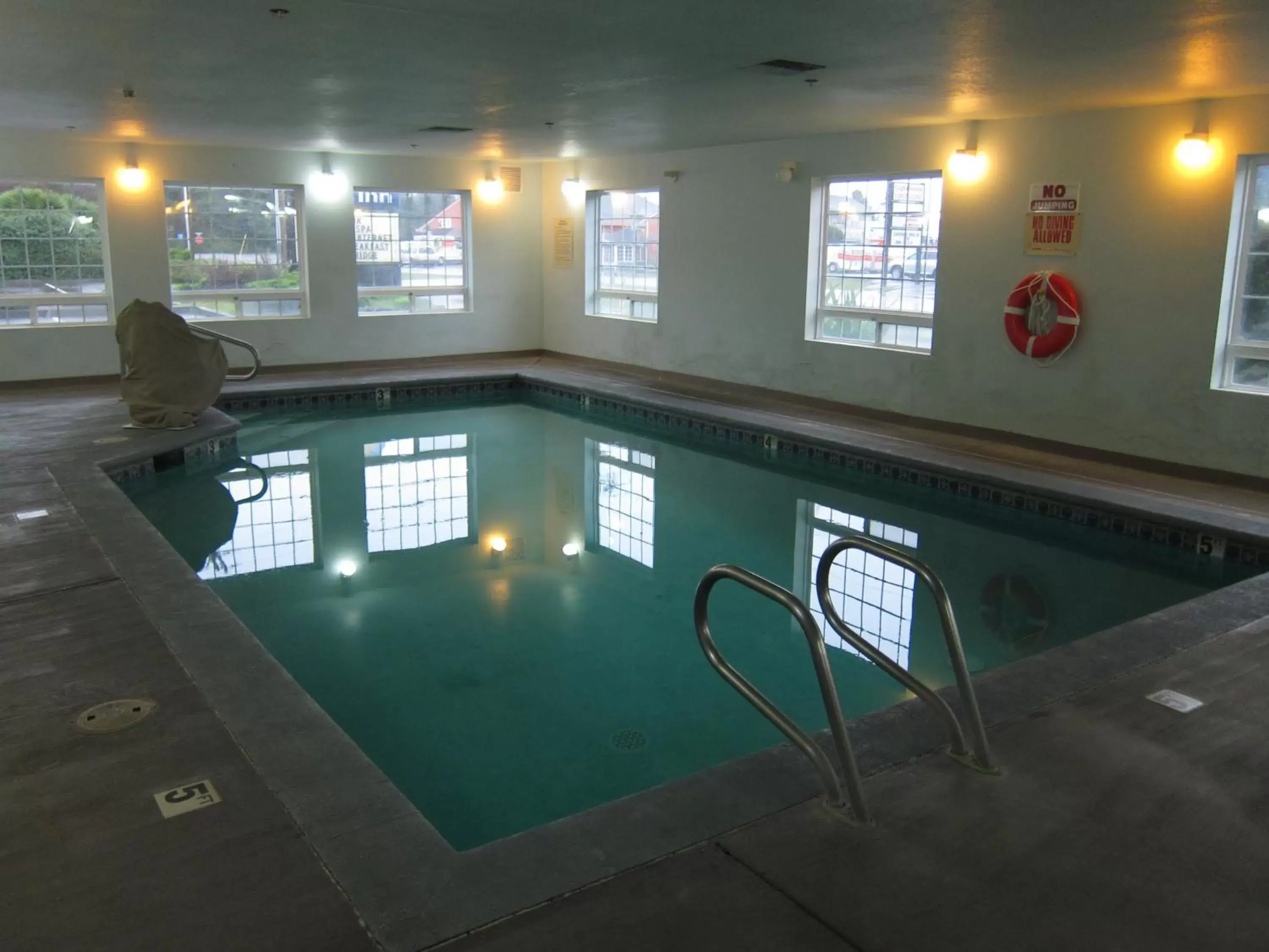Swimming Pool in Days Inn by Wyndham Ocean Shores