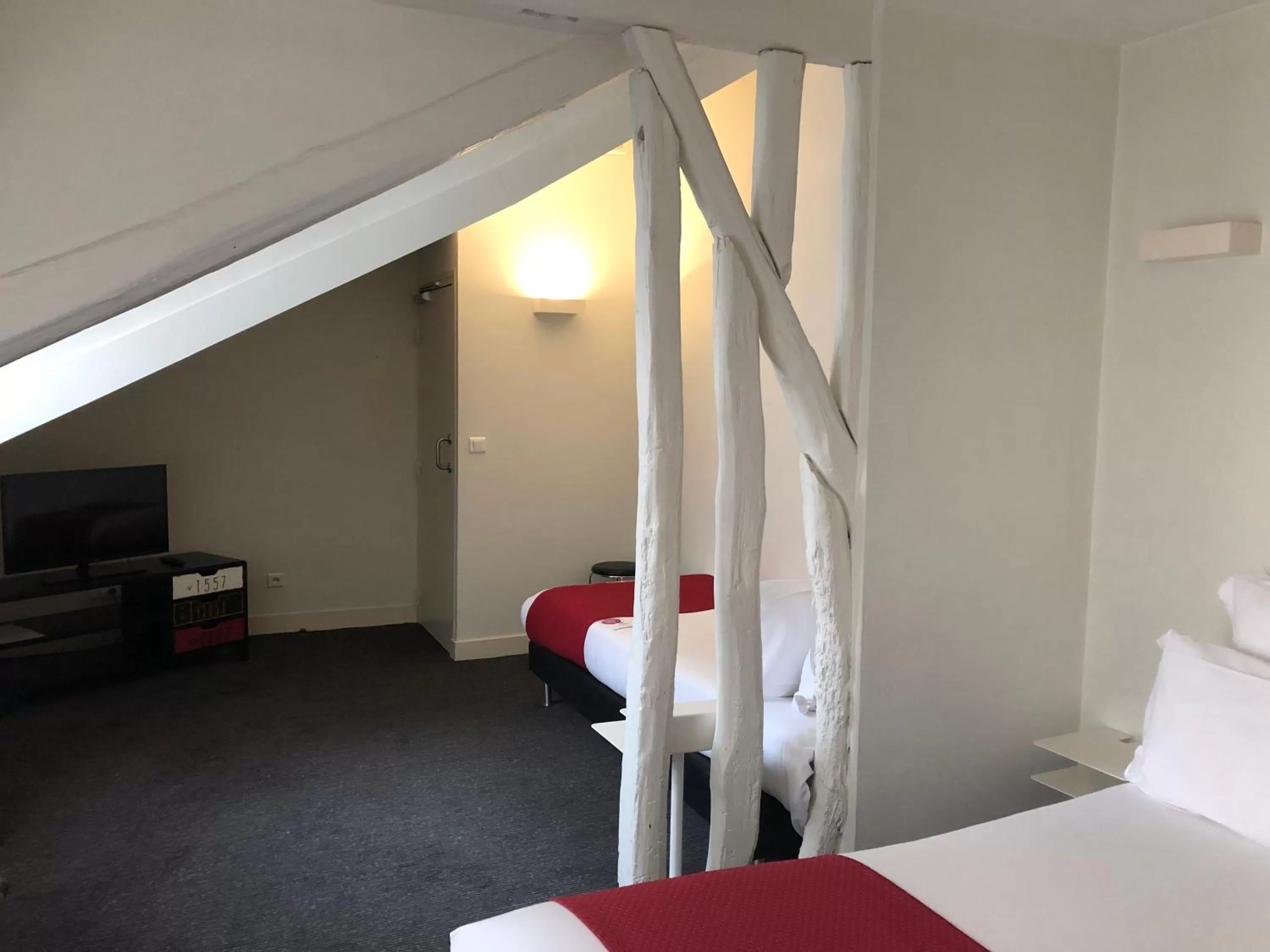 Bed in The Originals City, Hôtel Lecourbe, Paris Tour Eiffel