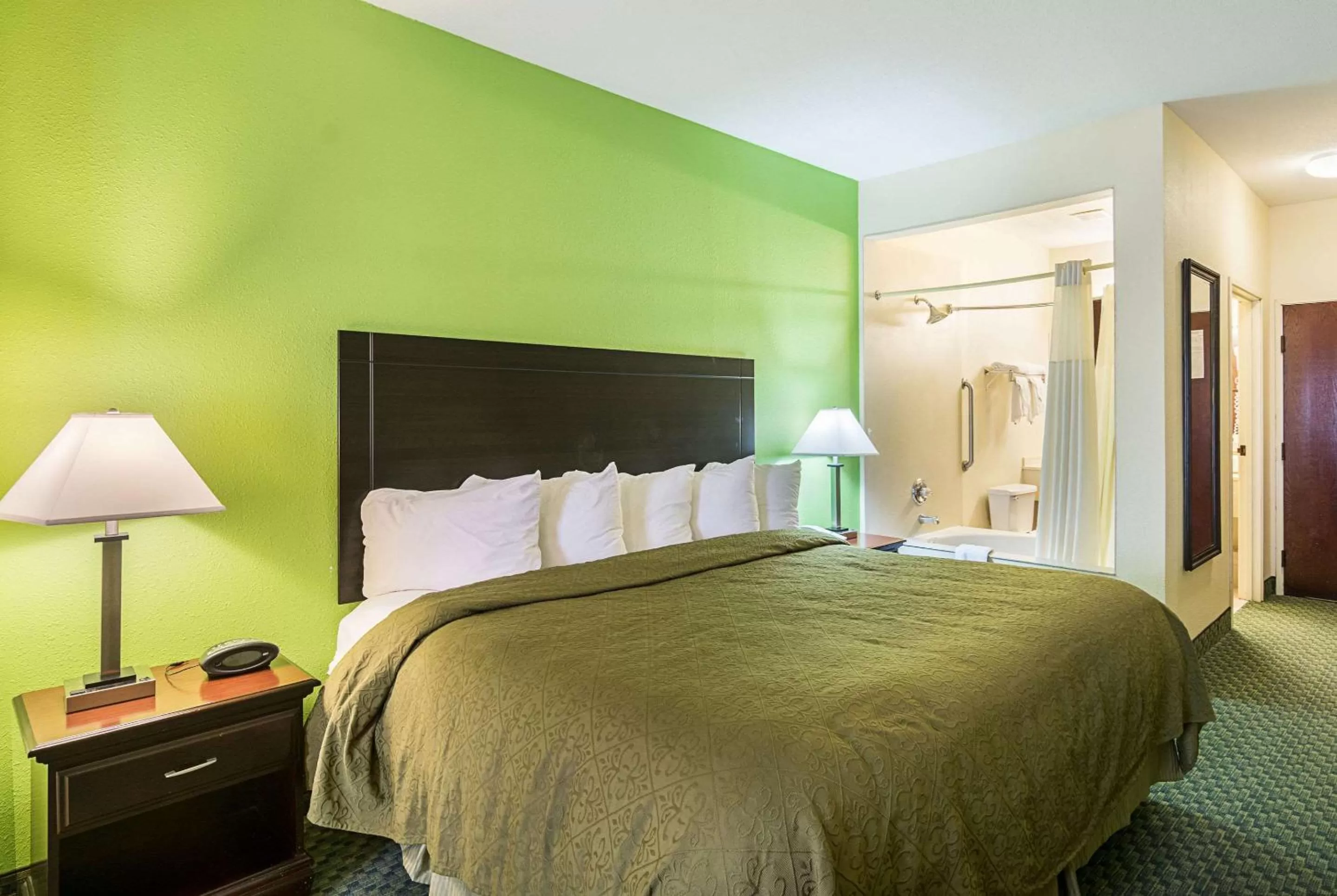 Photo of the whole room, Bed in Quality Inn & Suites Harvey - Chicago Southland