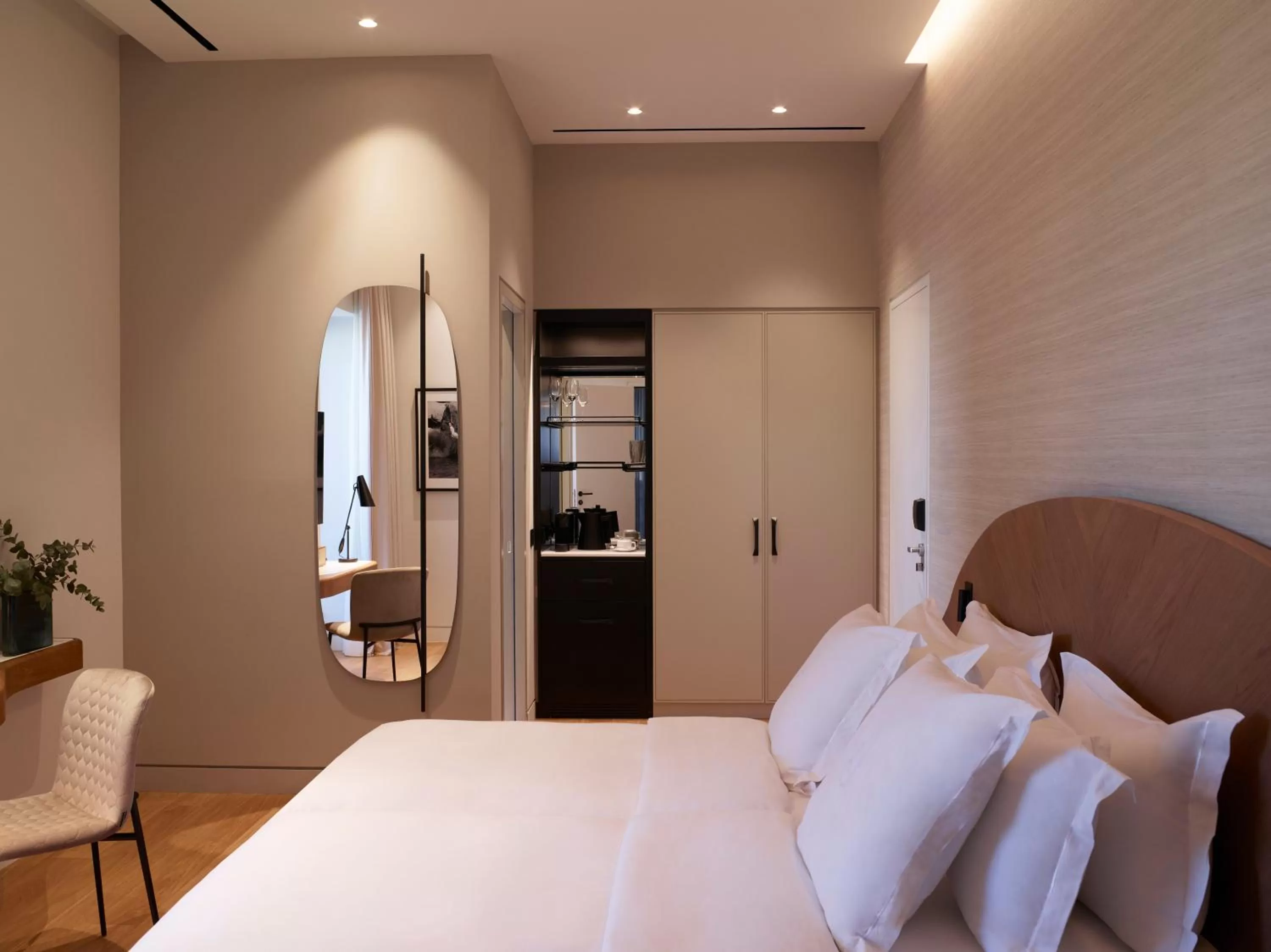 Bedroom, Bed in xenodocheio Milos