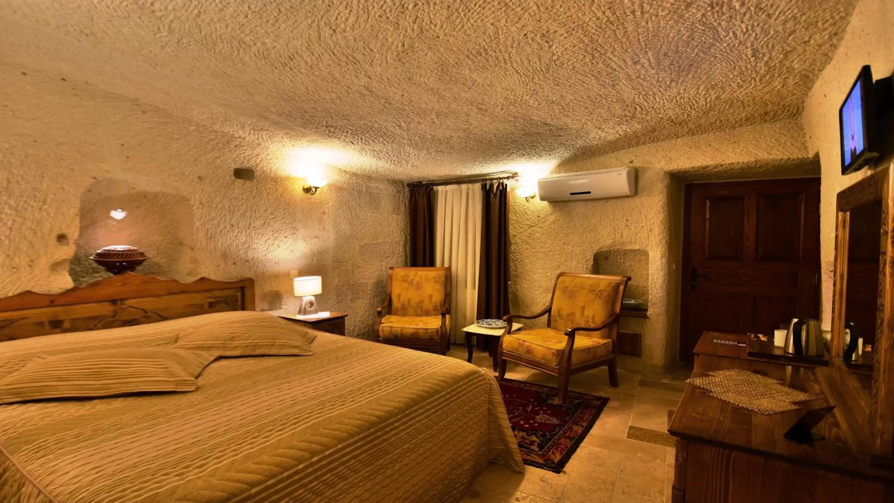 Bed in Harman Cave Hotel