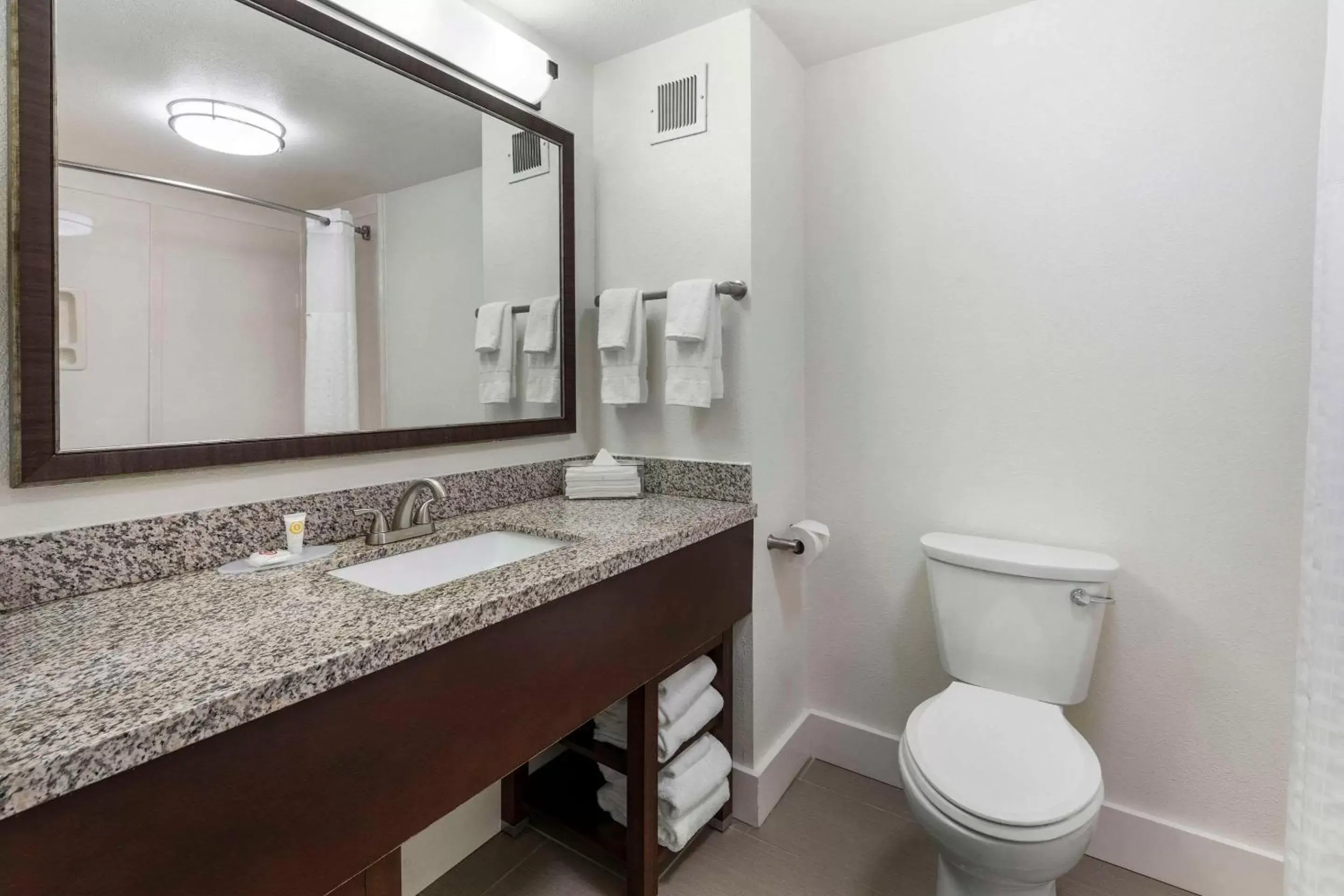 Bedroom, Bathroom in Comfort Suites Tulare