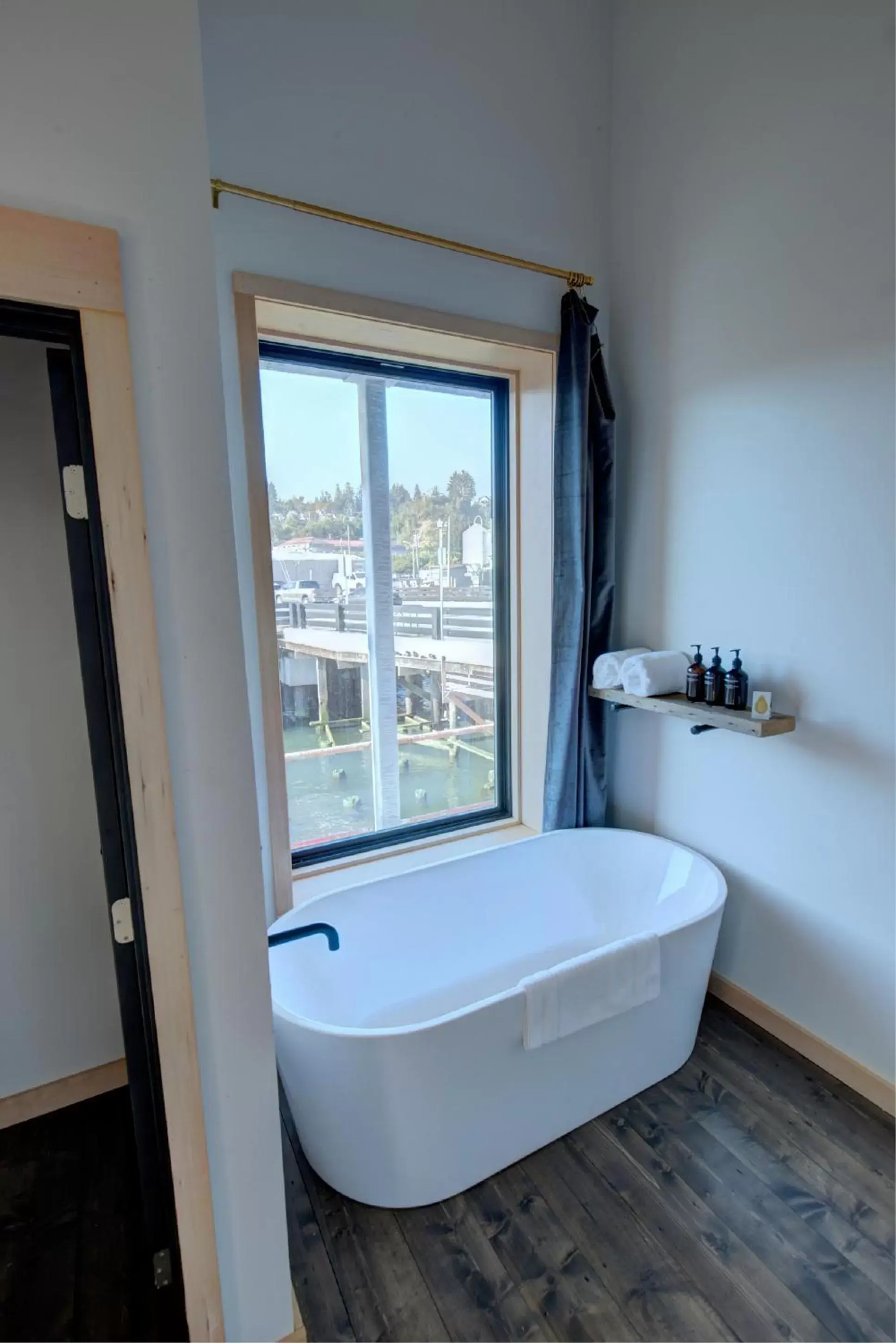 Bath, Bathroom in Bowline Hotel