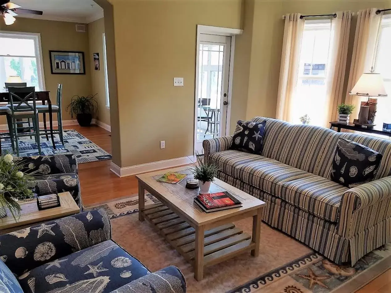 Living room, Seating Area in Savannah Inn