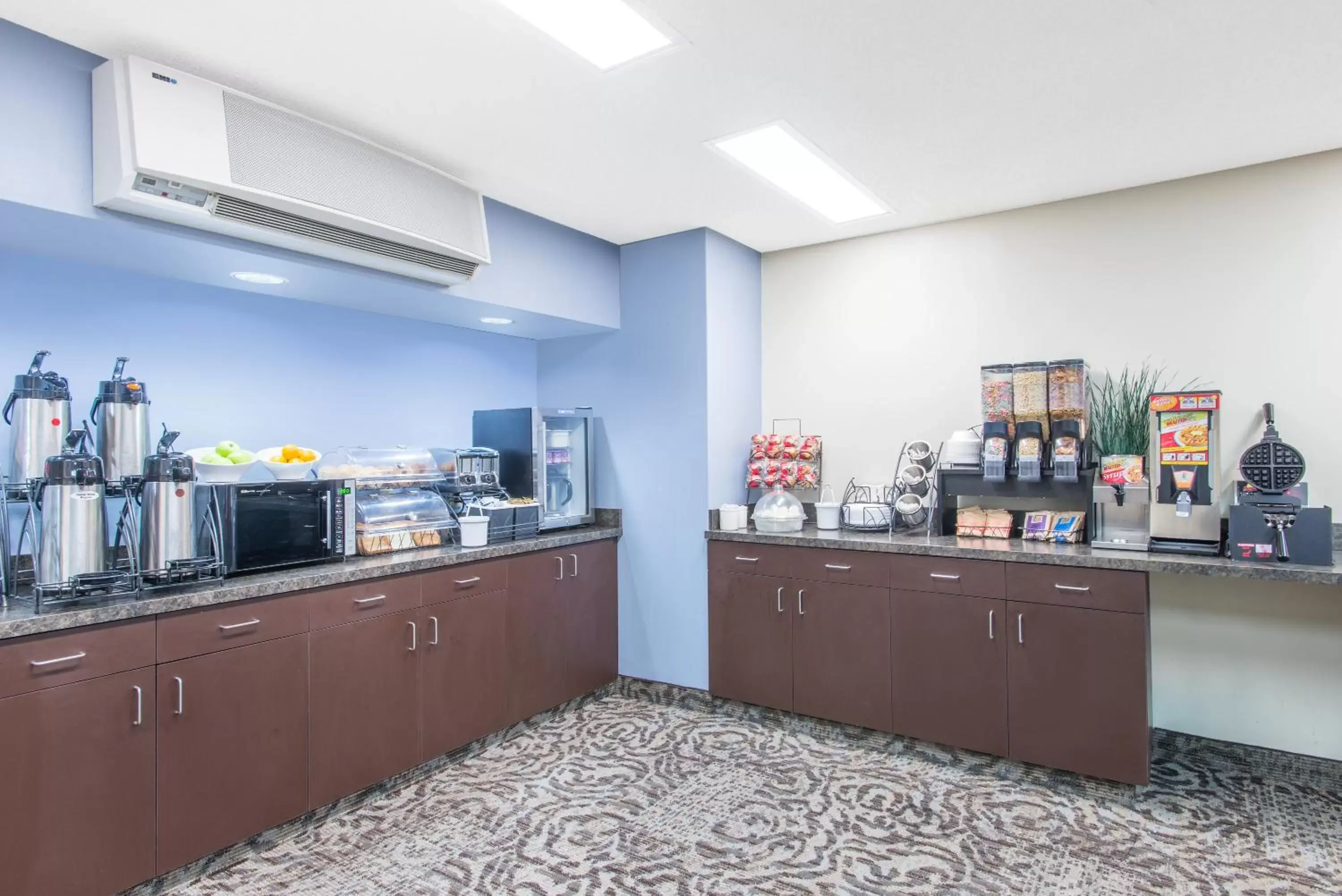 Food and drinks, Kitchen/Kitchenette in Microtel Inn & Suites by Wyndham