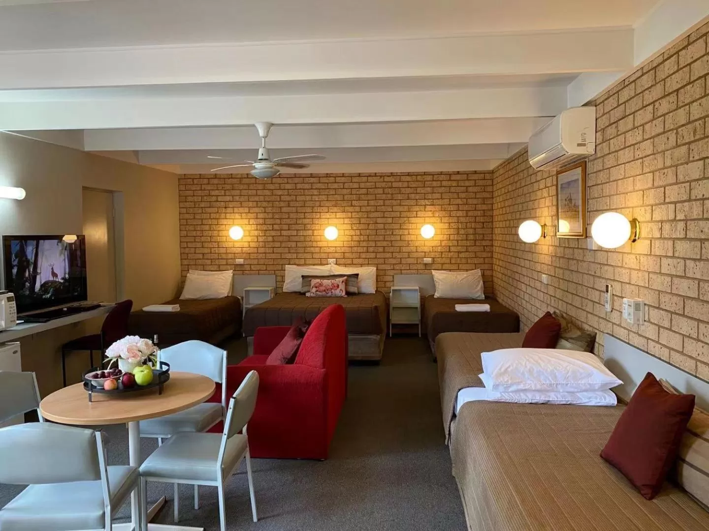 Photo of the whole room, Bed in Apollo Motel Parkes