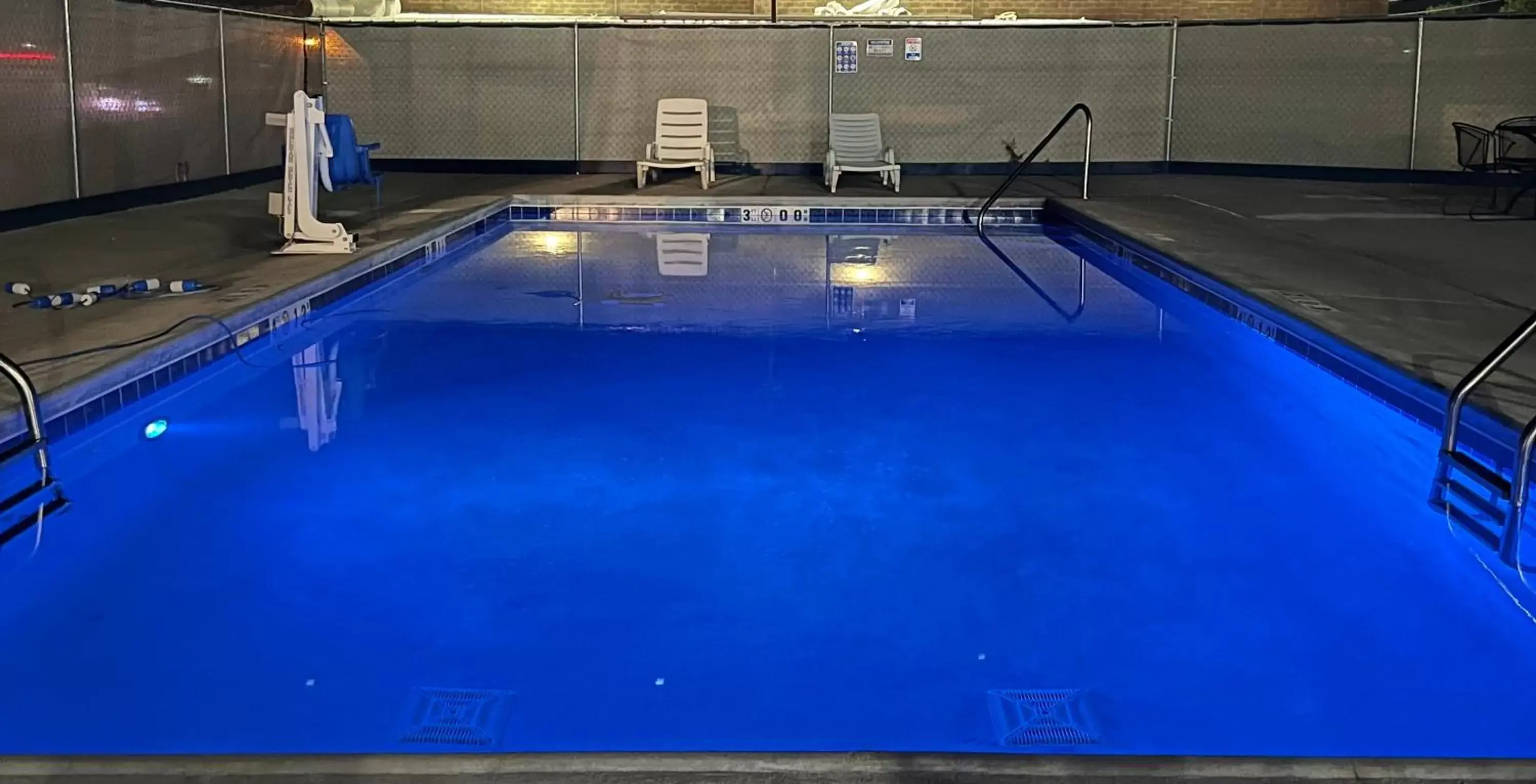Swimming Pool in Motel 6 Corbin, KY