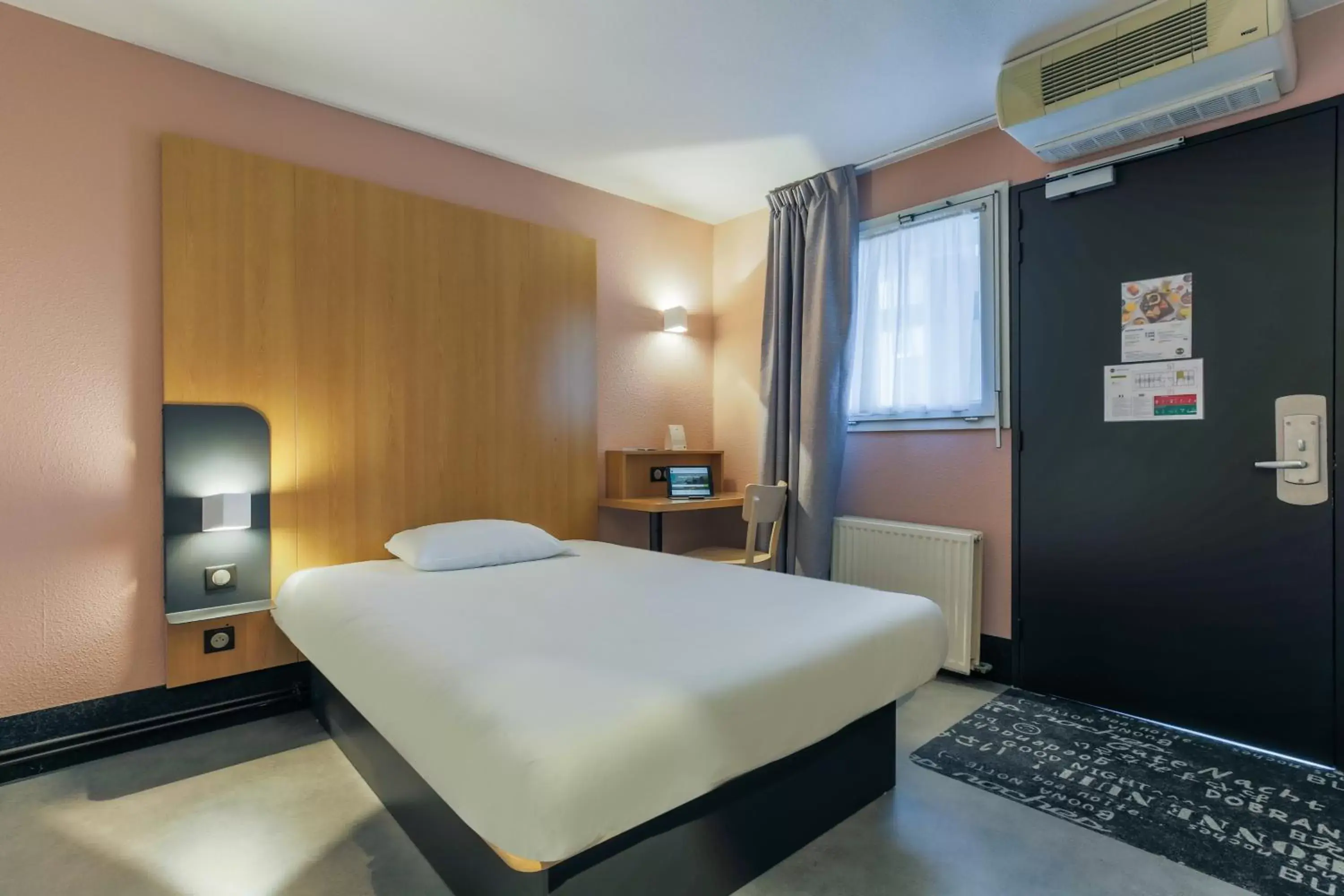 Double Room - Disability Access in B&B HOTEL Metz Augny Double Room - Disability Access in B&B HOTEL Metz Augny