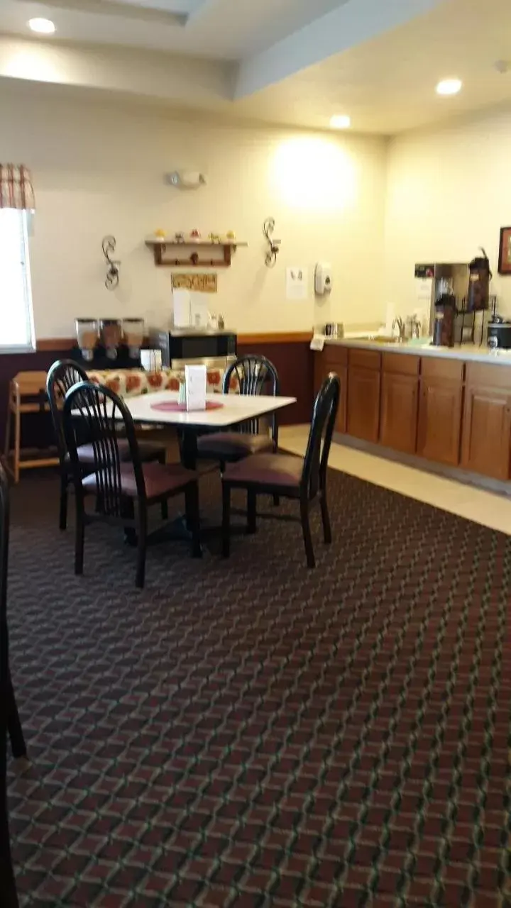Continental breakfast, Restaurant/Places to Eat in Herington Inn and Suites