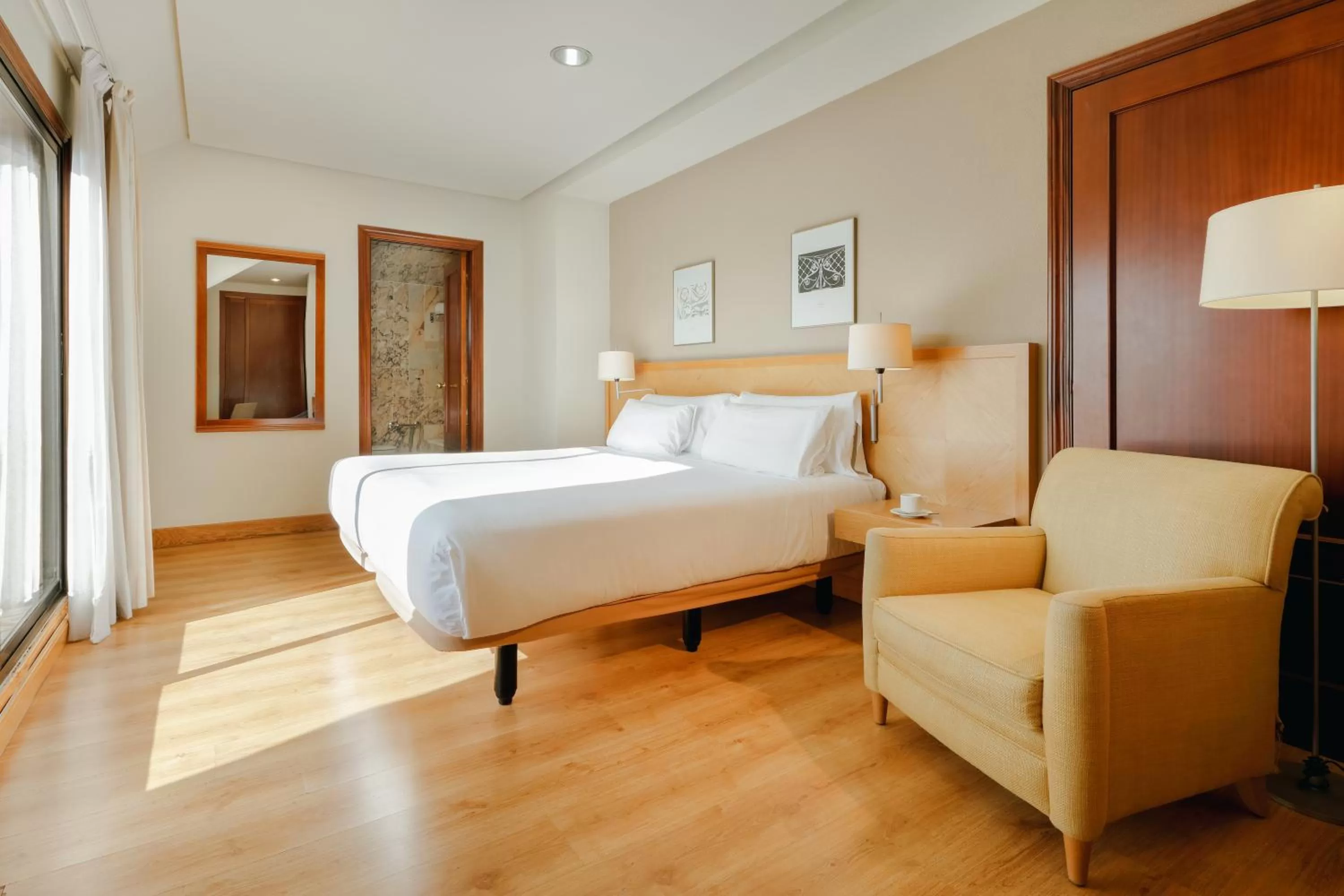 Photo of the whole room, Bed in Hesperia Vigo