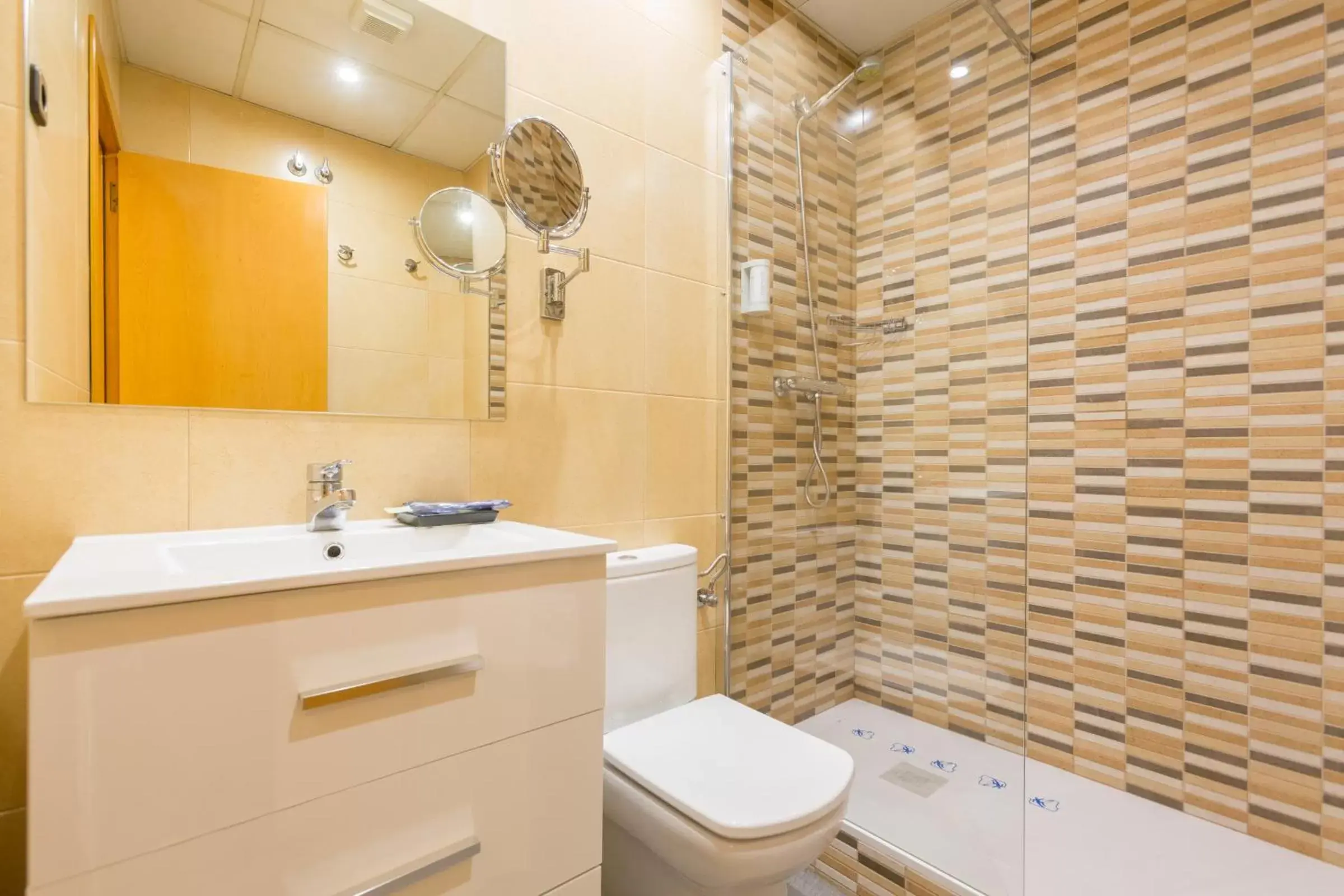 Shower, Bathroom in Apartamentos DV