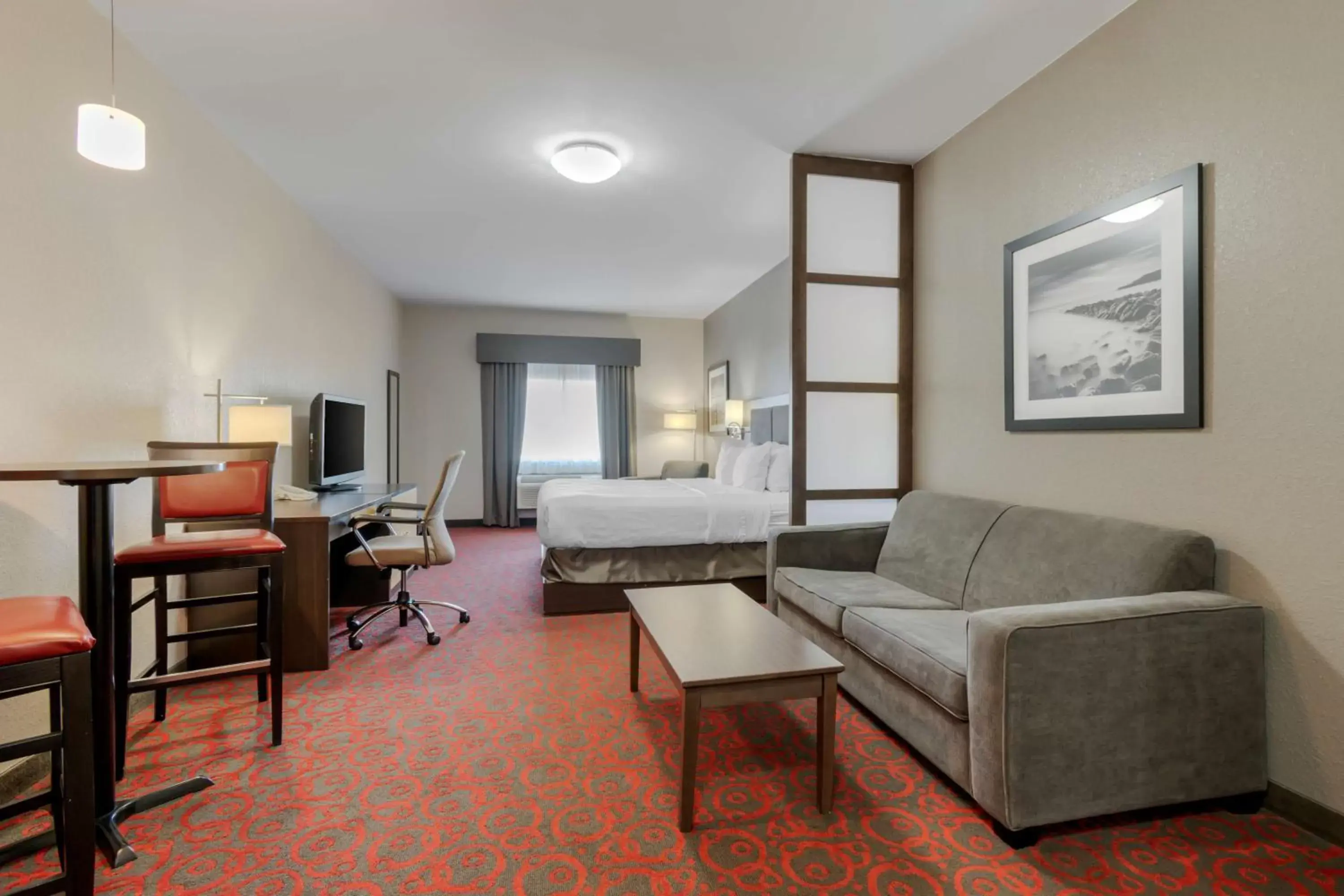 Bedroom, Seating Area in Best Western Plus Eastgate Inn & Suites