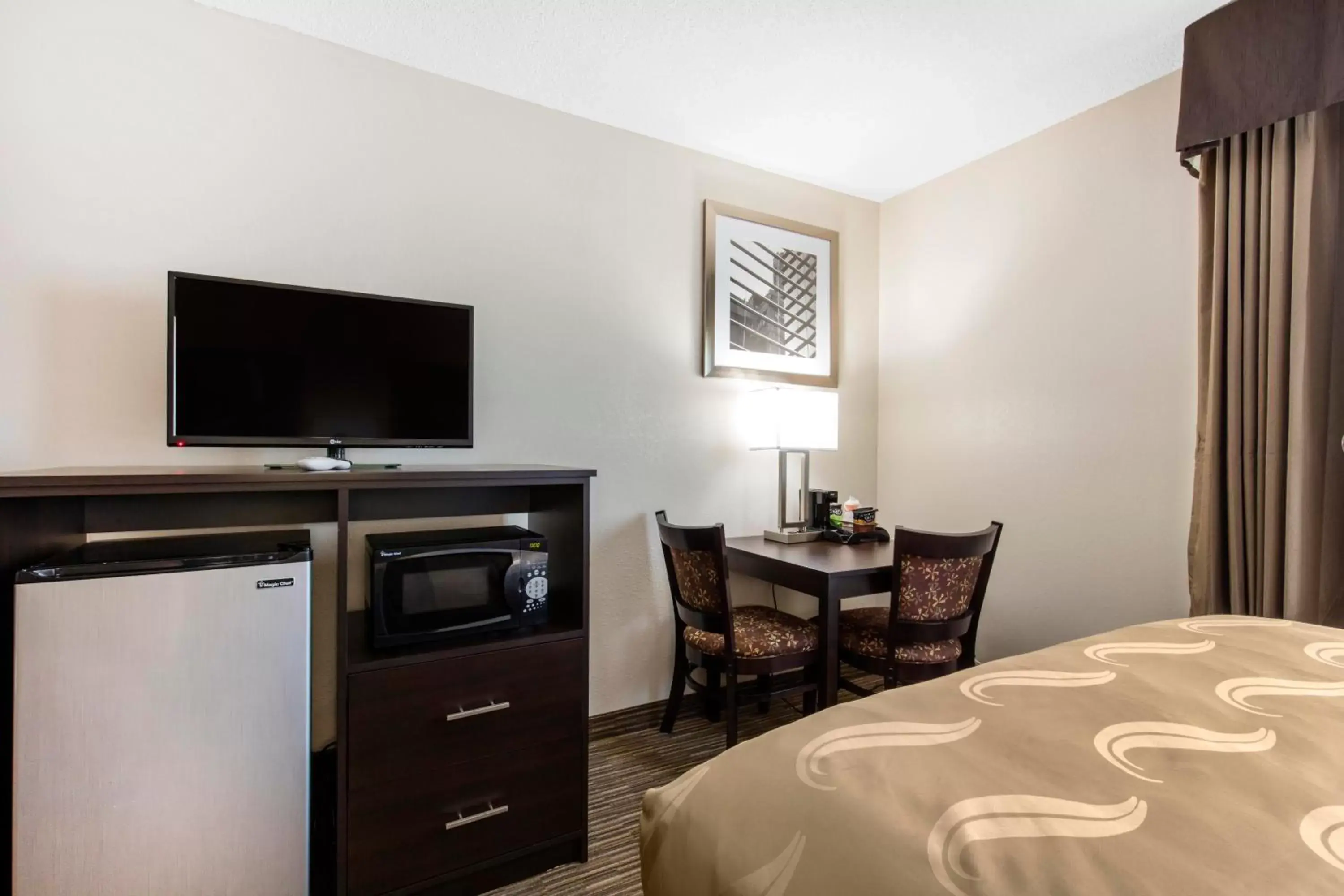 Bedroom, TV/Entertainment Center in Quality Inn & Suites Metropolis I-24