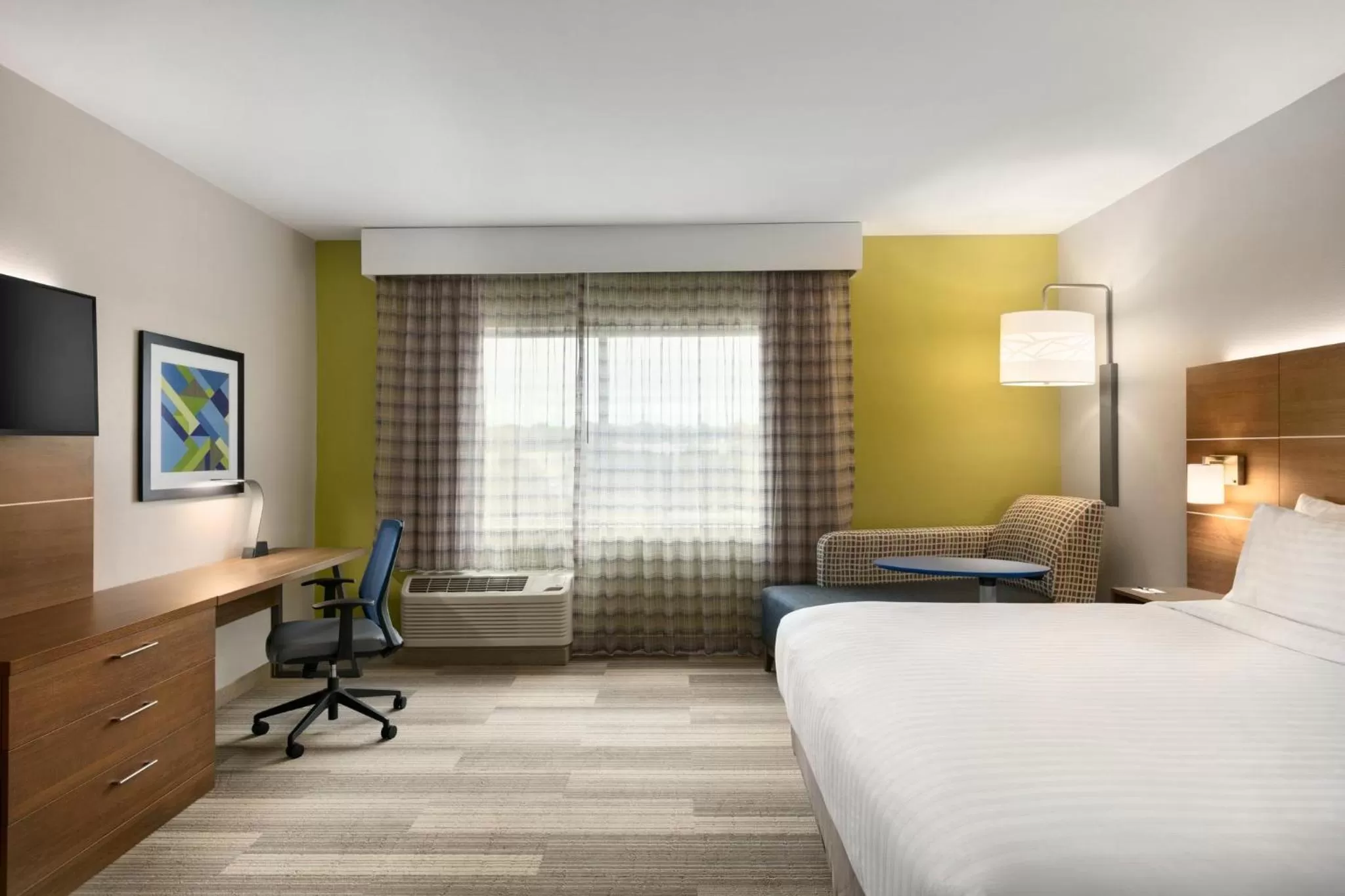 Photo of the whole room, Bed in Holiday Inn Express & Suites Salisbury by IHG