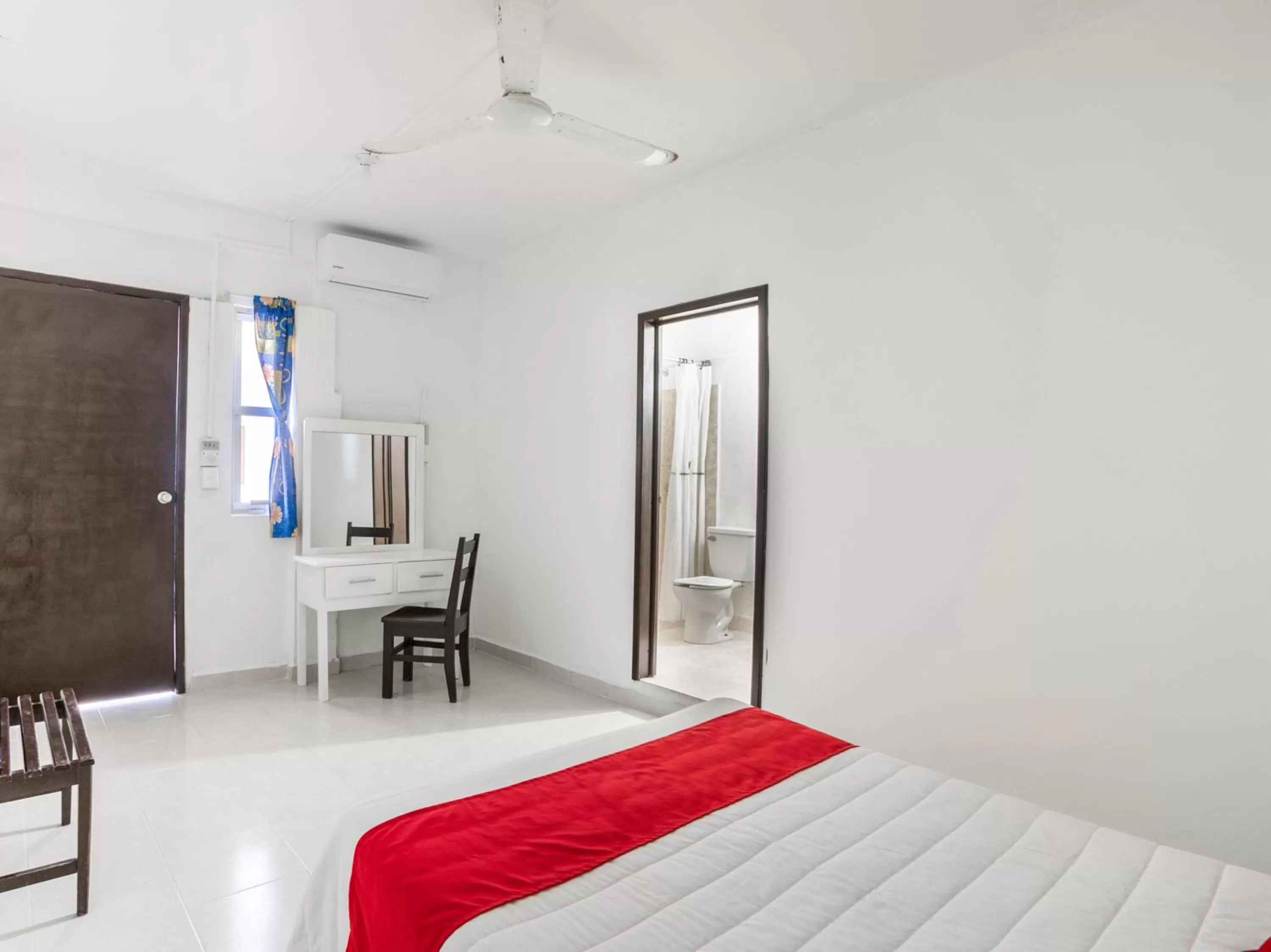 Bedroom, Bed in OYO Hotel Cristal,Museum of Mayan culture,Chetumal