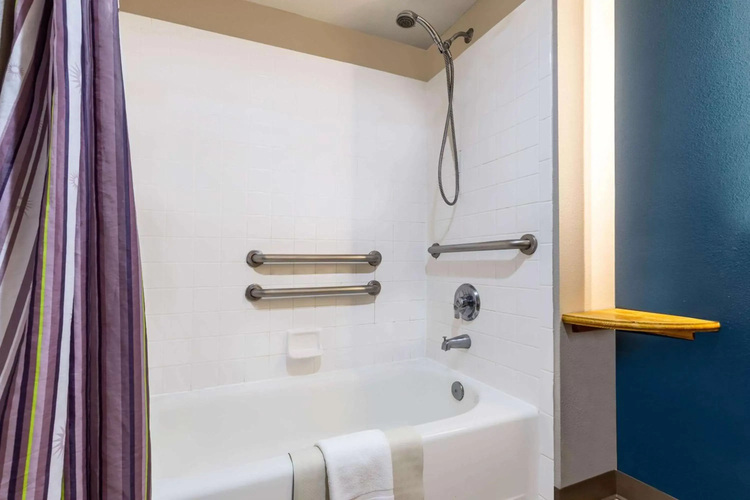 Bathroom in La Quinta by Wyndham Vancouver